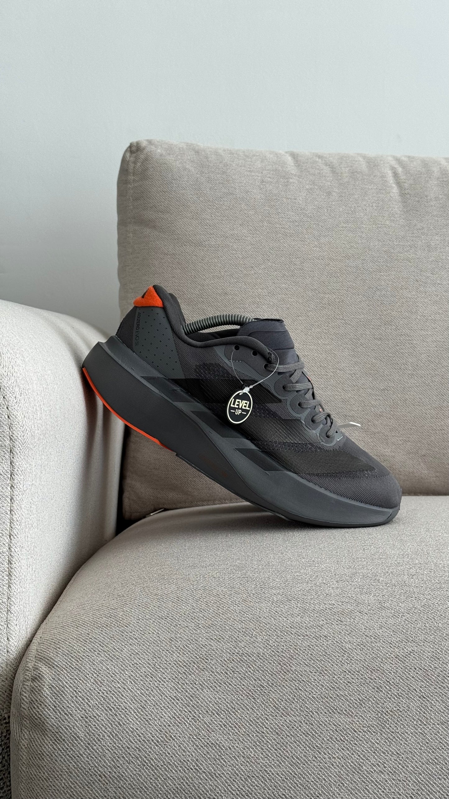ADIZERO GRIS OSCURO NARANJA