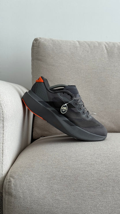 ADIZERO GRIS OSCURO NARANJA