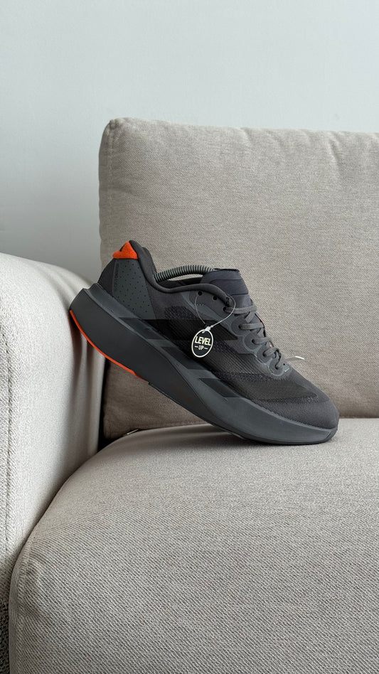 ADIZERO GRIS OSCURO NARANJA