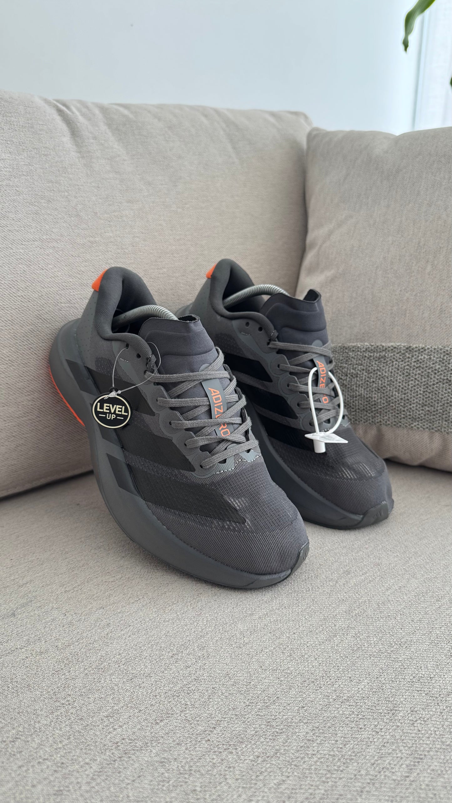 ADIZERO GRIS OSCURO NARANJA