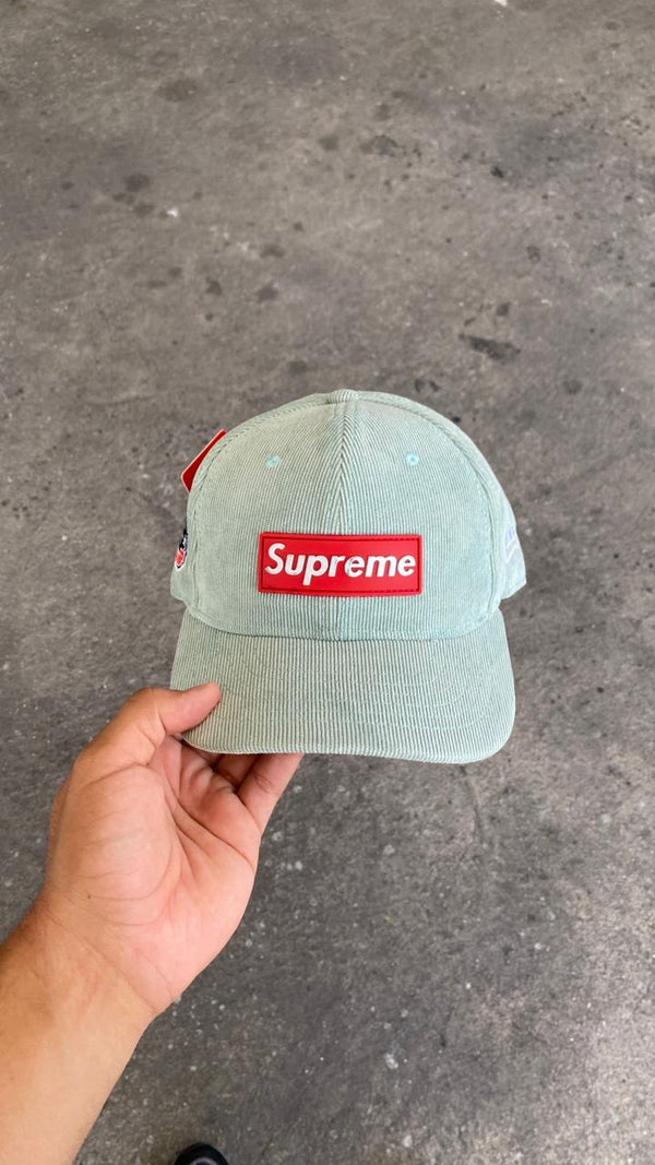 GORRA SUPREME NEW ERA AZULEJA ROJO