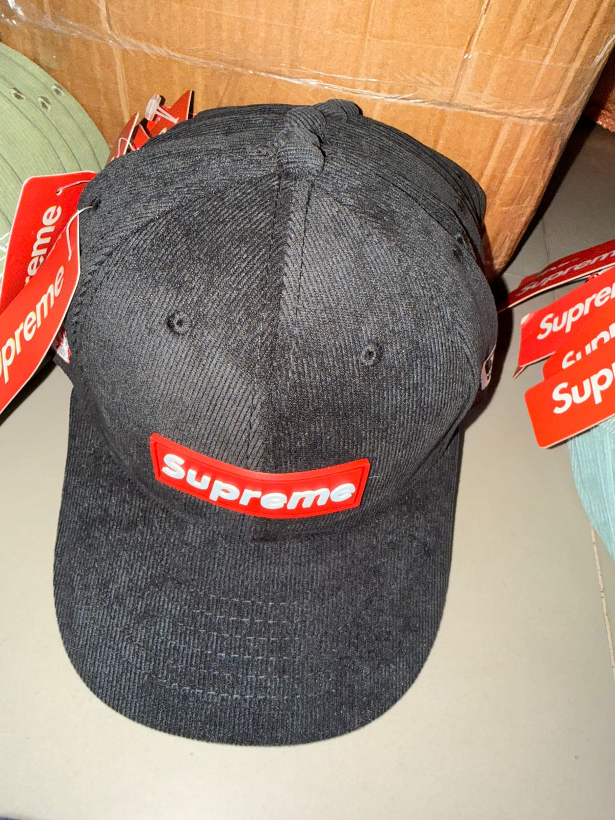 GORRA SUPREME NEW ERA NEGRO ROJO