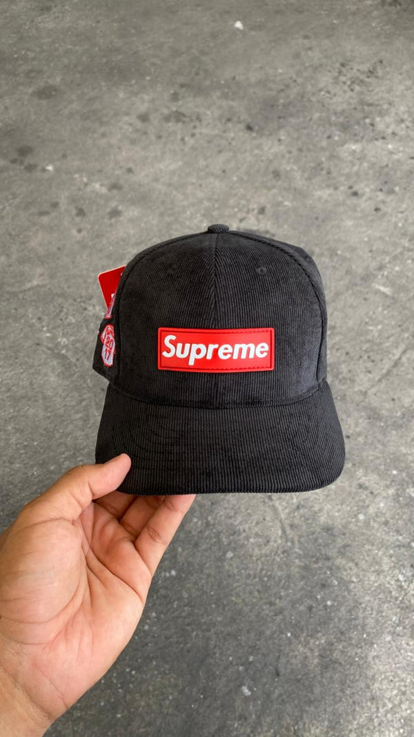 GORRA SUPREME NEW ERA NEGRO ROJO