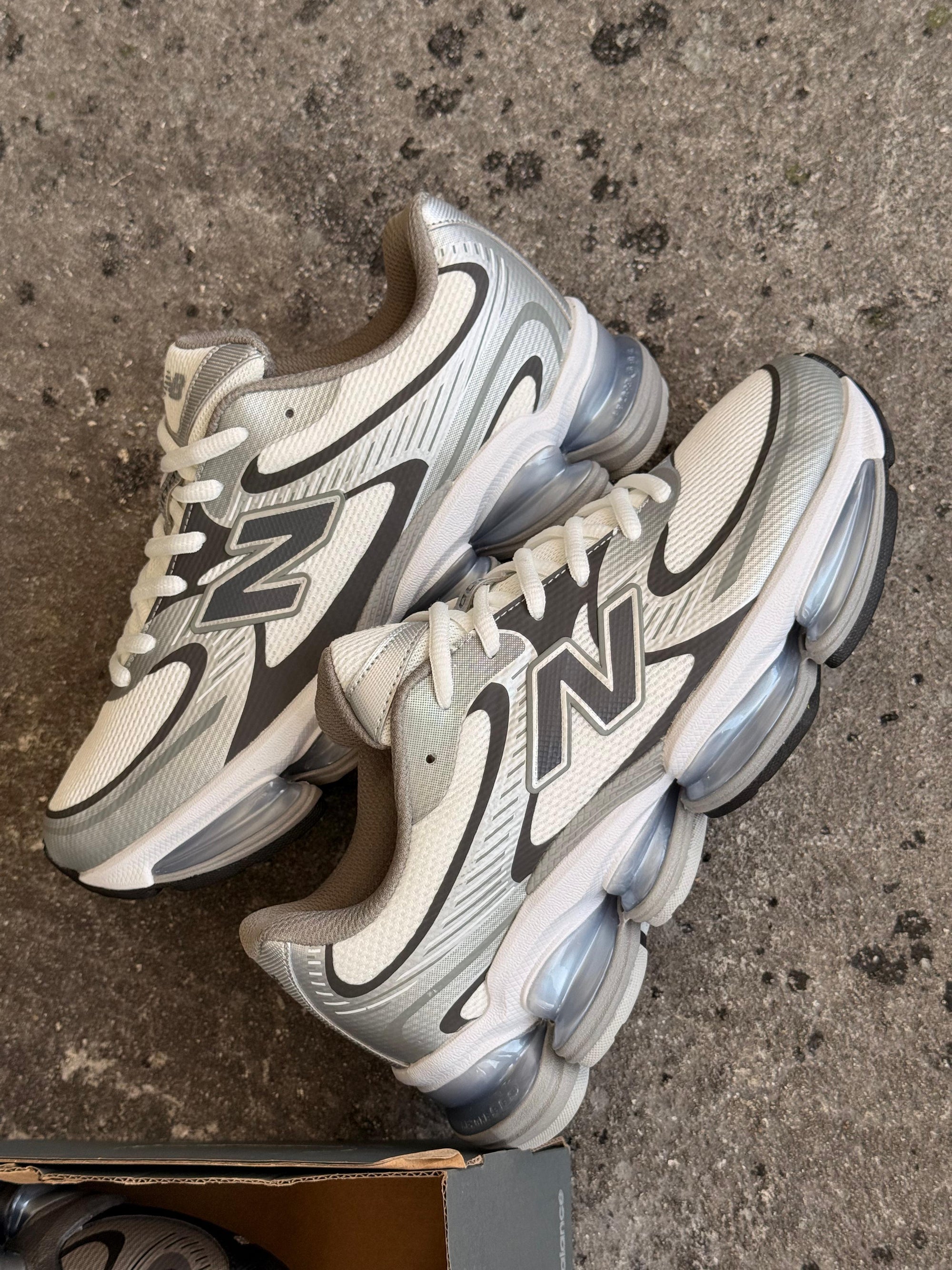 NEW BALANCE 2000 GRIS PLATA