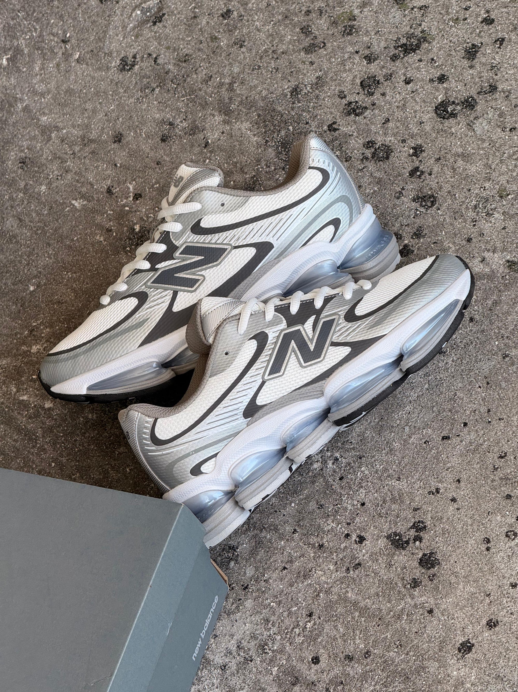 NEW BALANCE 2000 GRIS PLATA