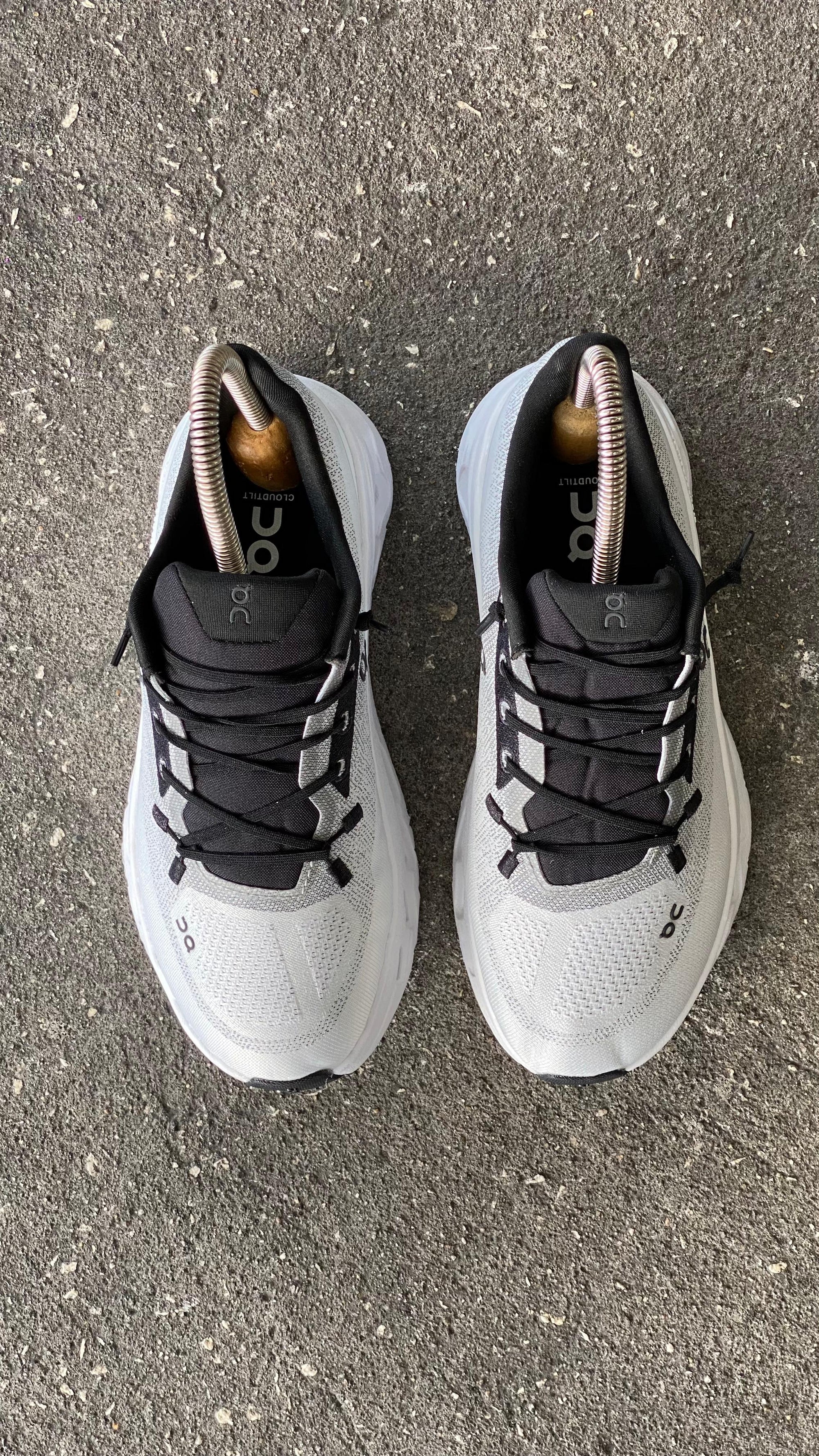 ON RUNNING BLANCO GRIS NEGRO