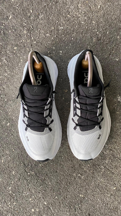 ON RUNNING BLANCO GRIS NEGRO