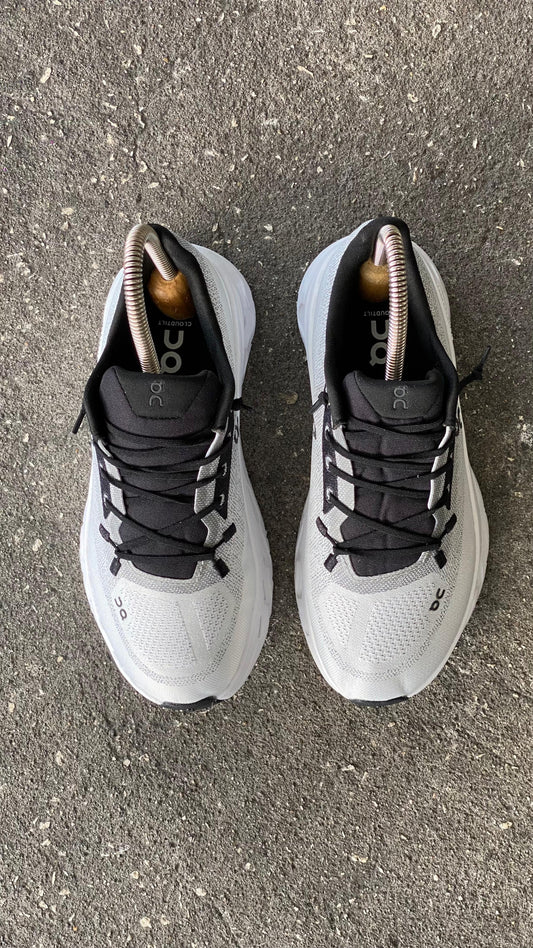 ON RUNNING BLANCO GRIS NEGRO