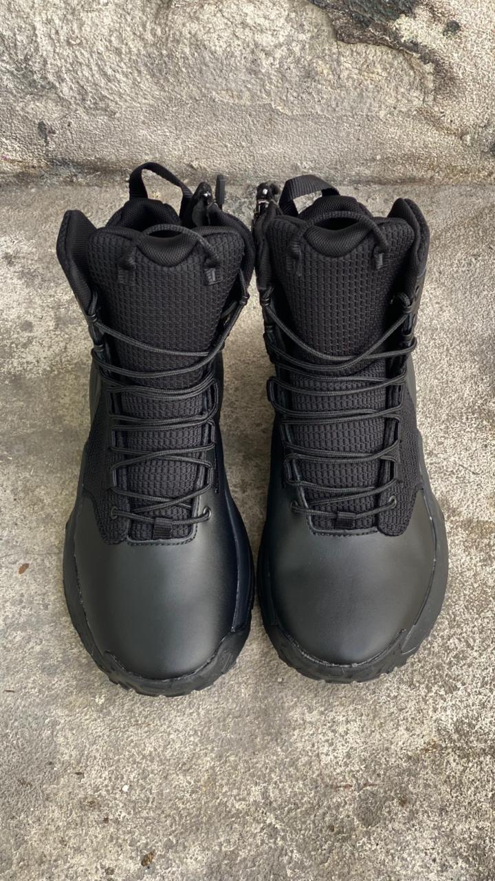 BOTA UNDER ARMOUR  MICRO NEGRA