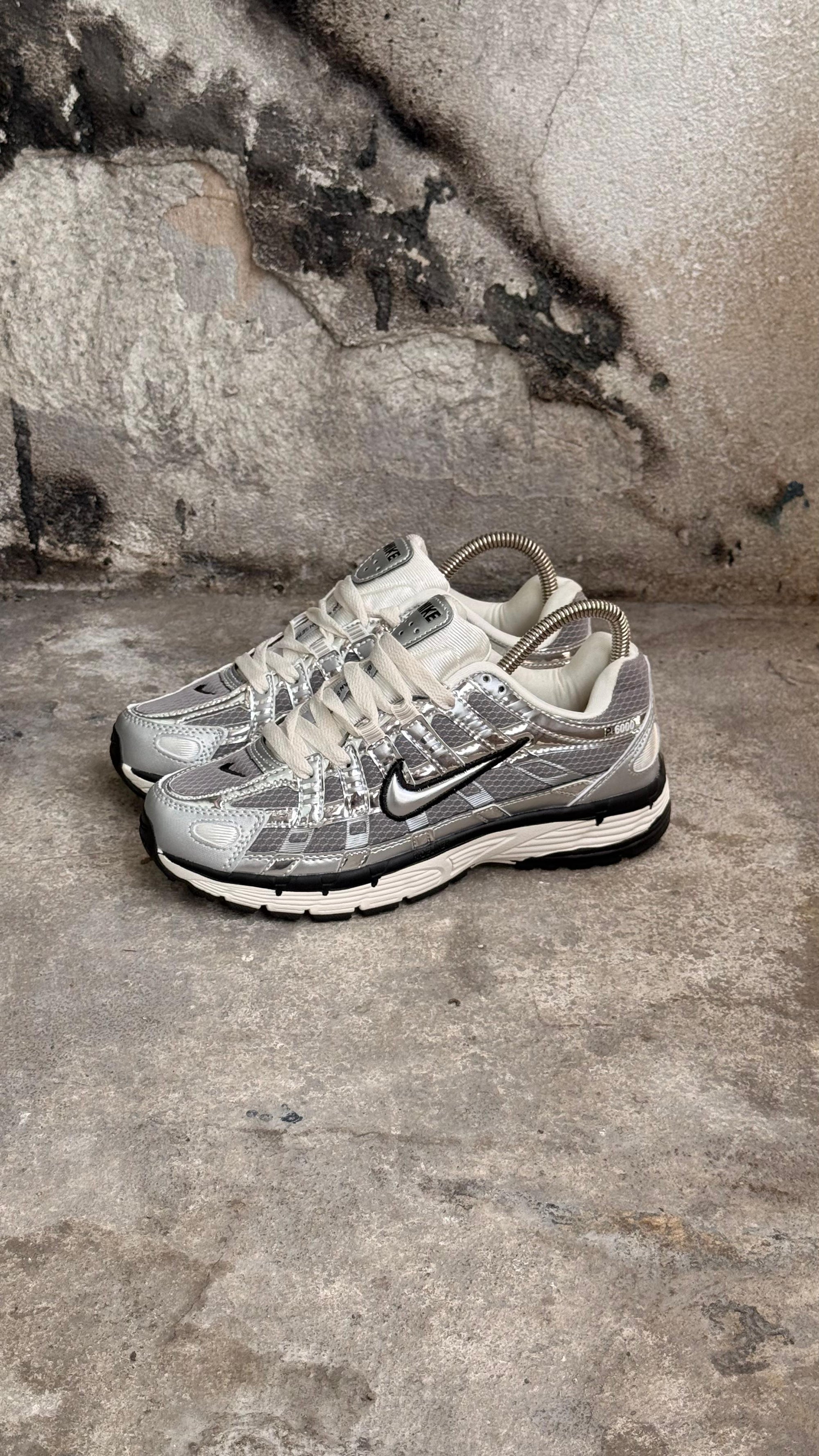 NIKE P6000 PLATEADO