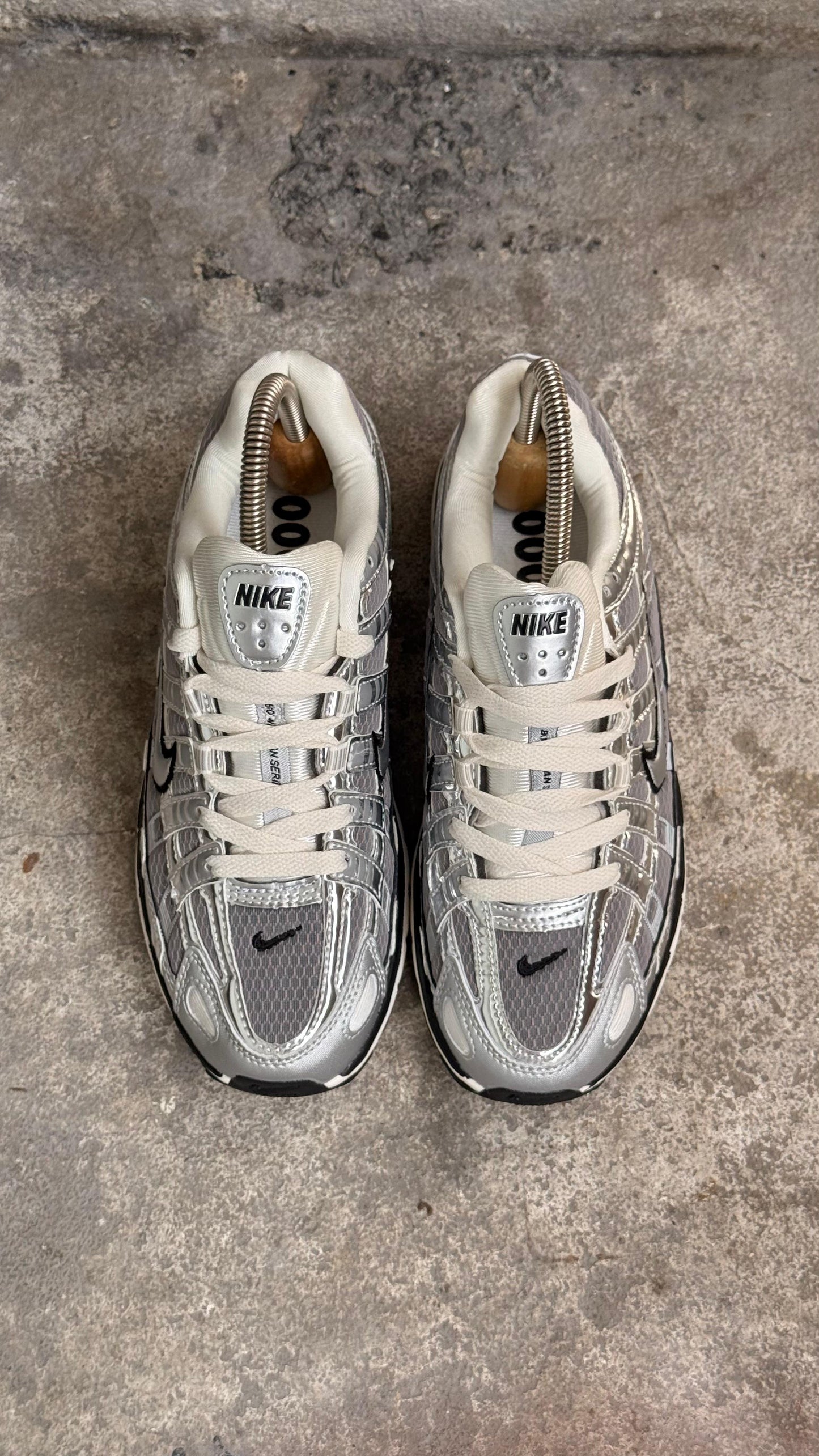 NIKE P6000 PLATEADO