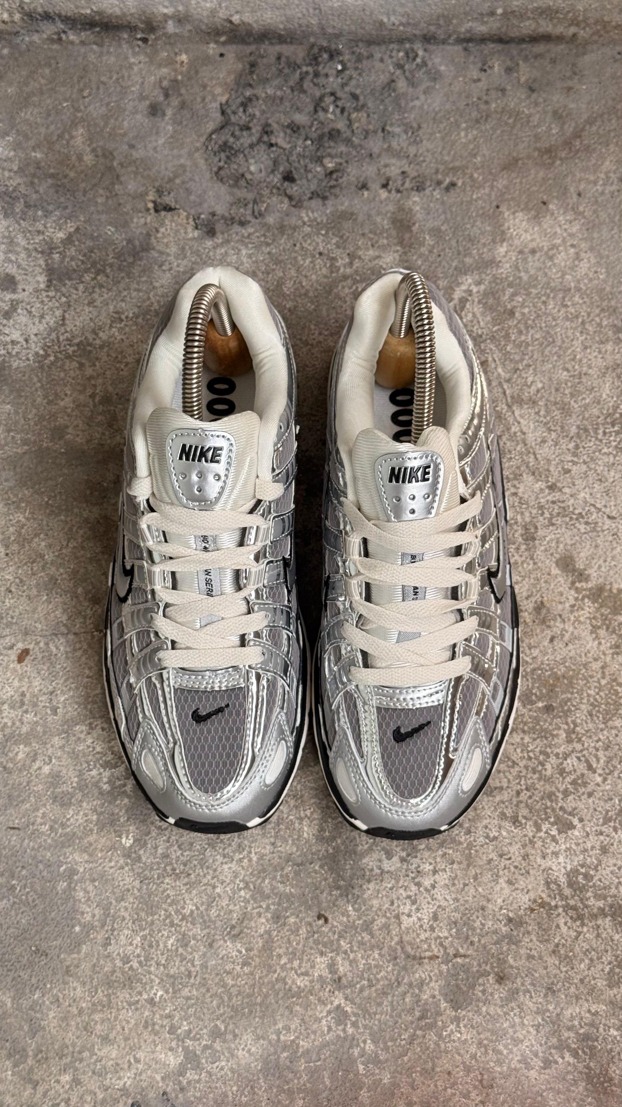 NIKE P6000 PLATEADO