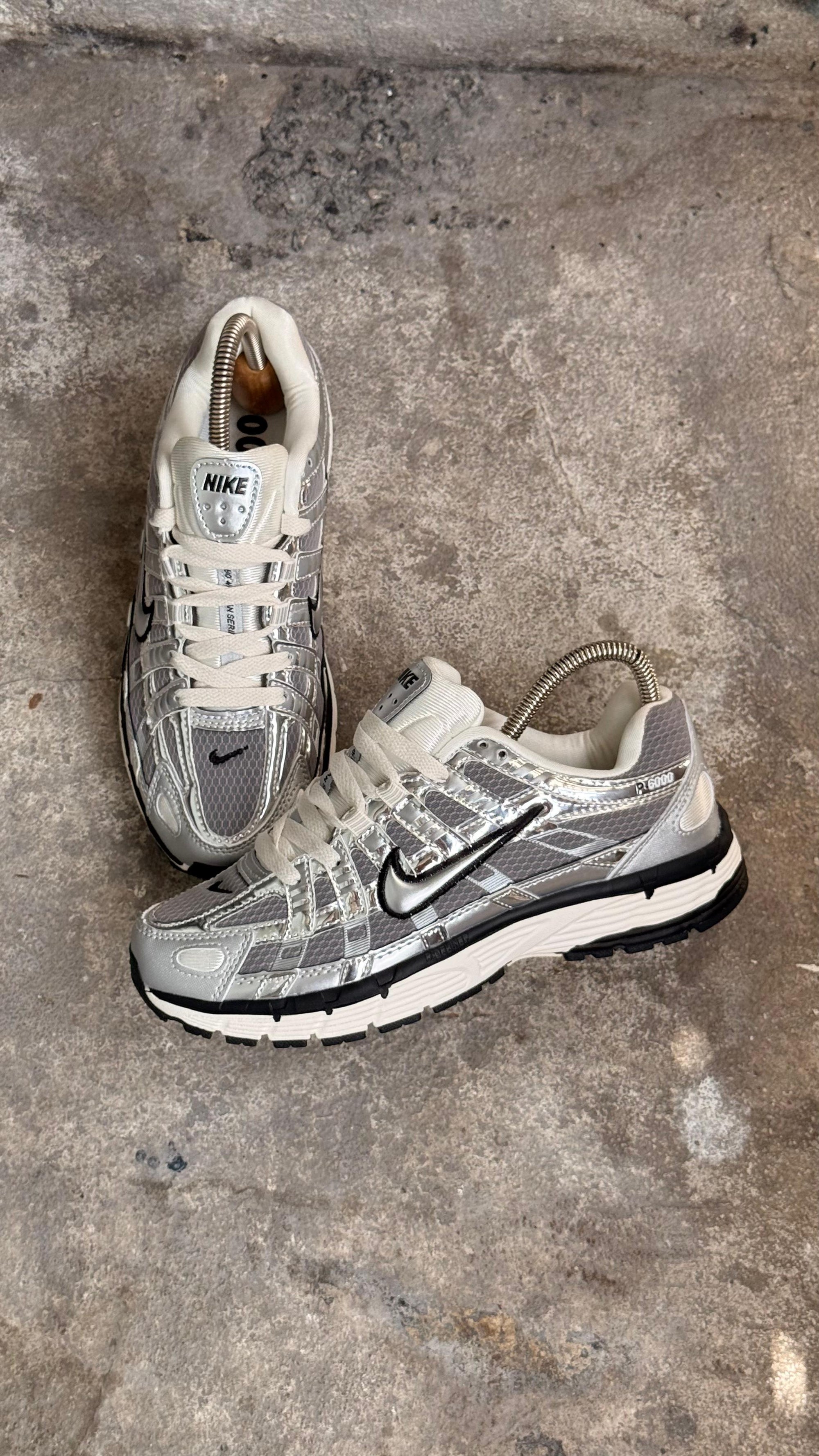 NIKE P6000 PLATEADO