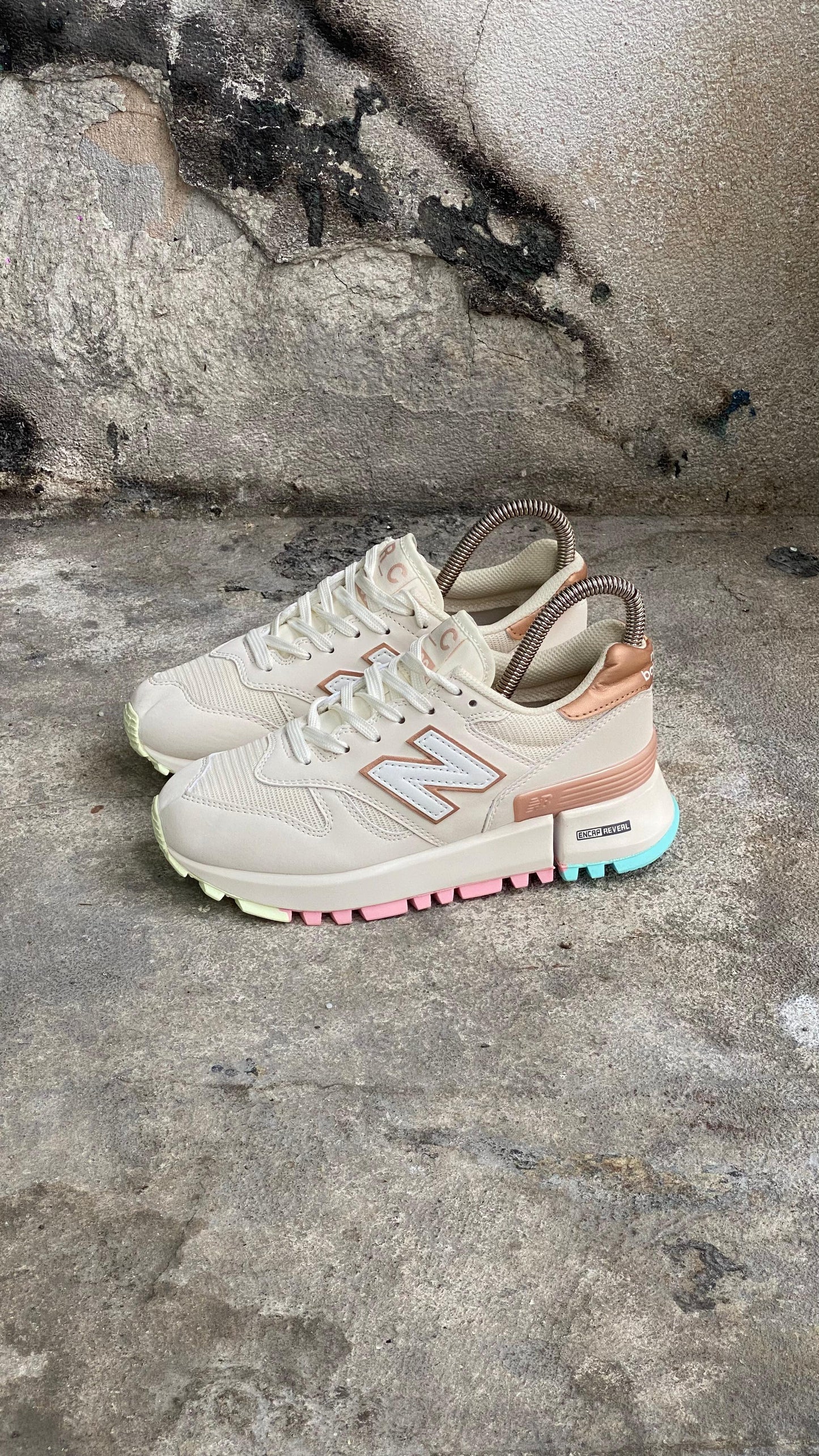NEW BALANCE 1300 BLANCO DORADO