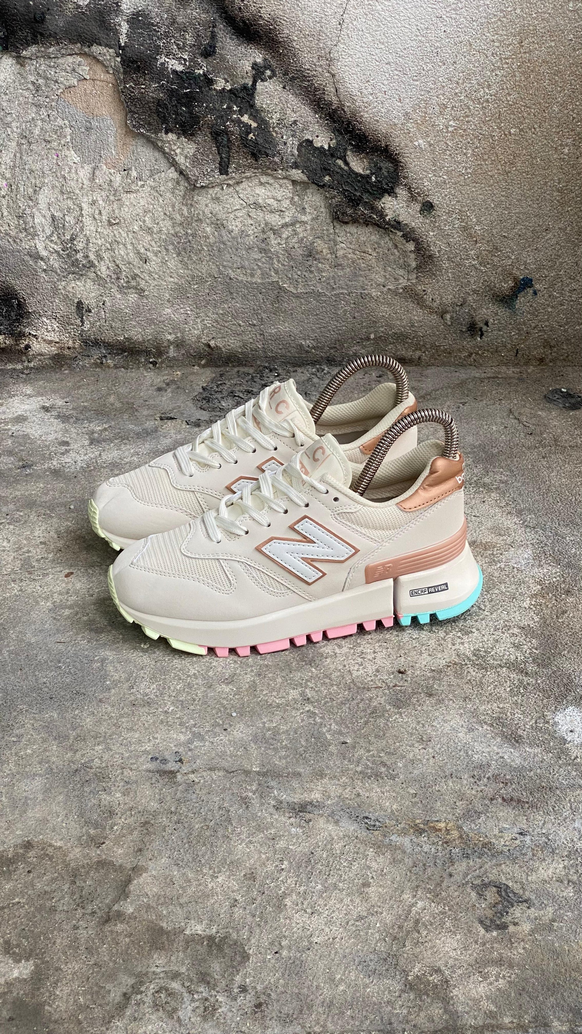 NEW BALANCE 1300 BLANCO DORADO