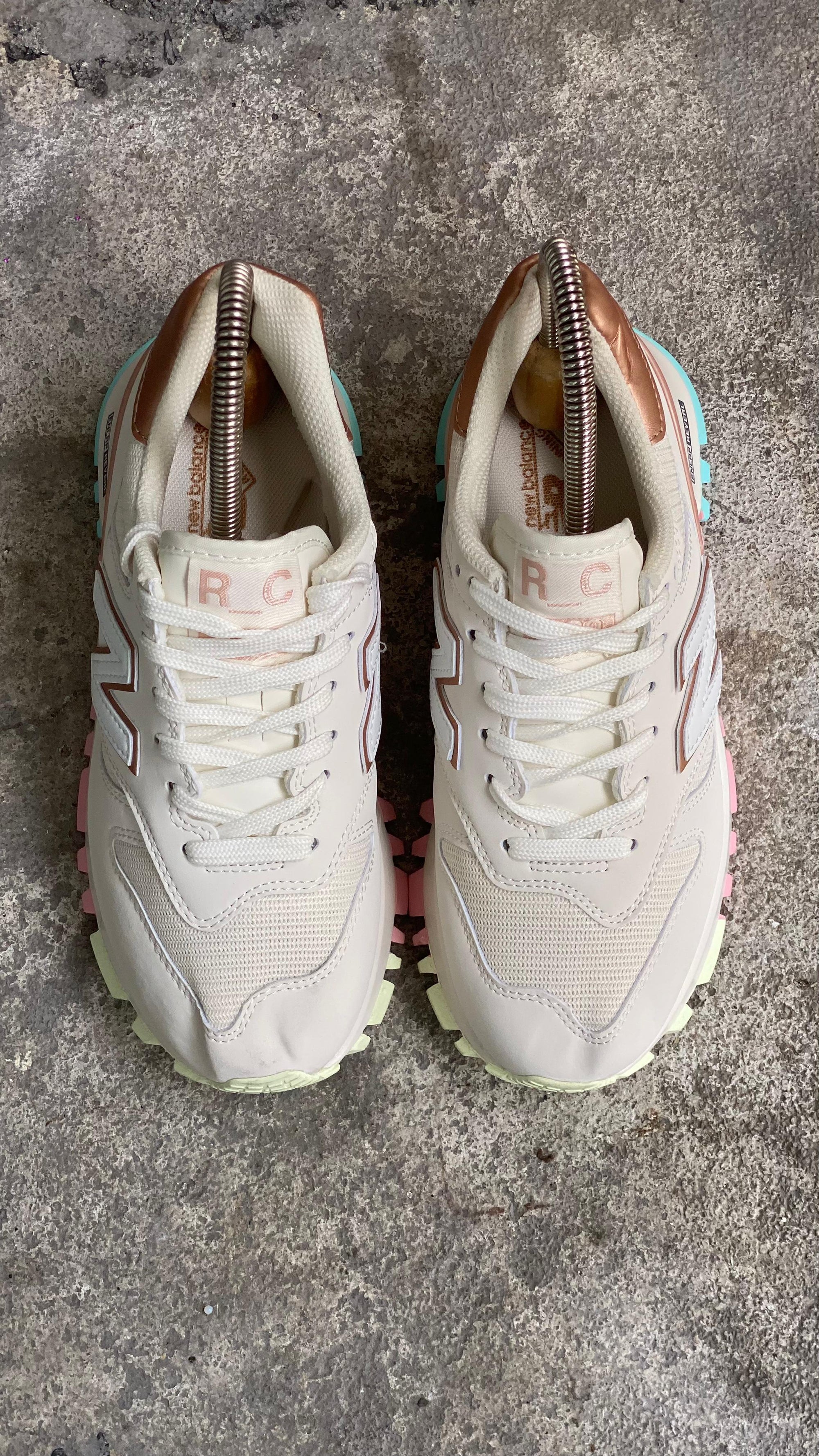 NEW BALANCE 1300 BLANCO DORADO