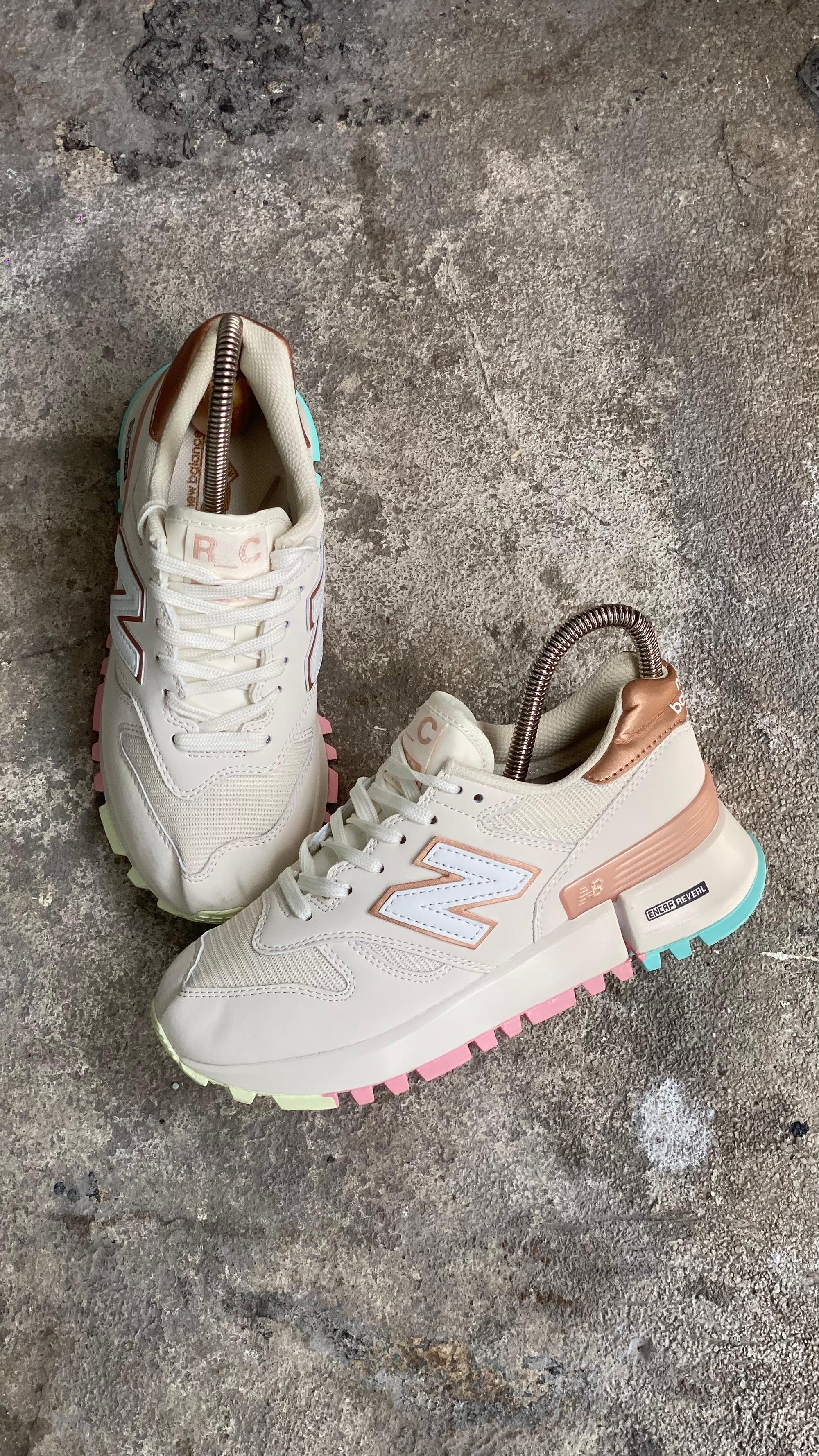 NEW BALANCE 1300 BLANCO DORADO