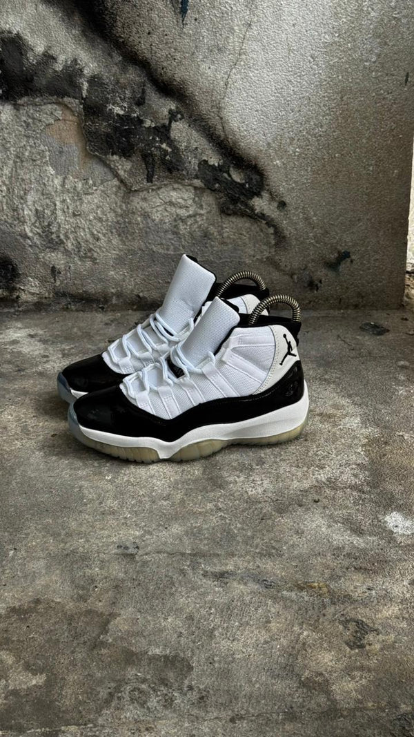 NIKE RETRO 11 BLANCO NEGRO