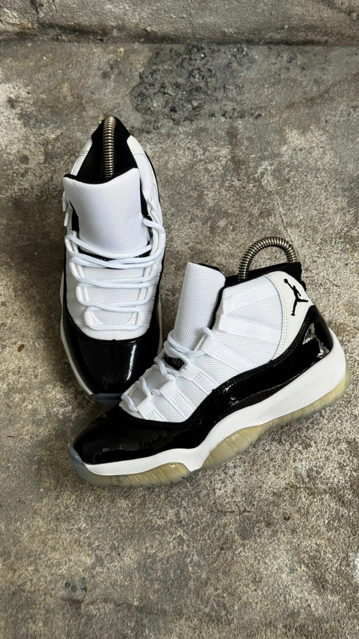 NIKE RETRO 11 BLANCO NEGRO