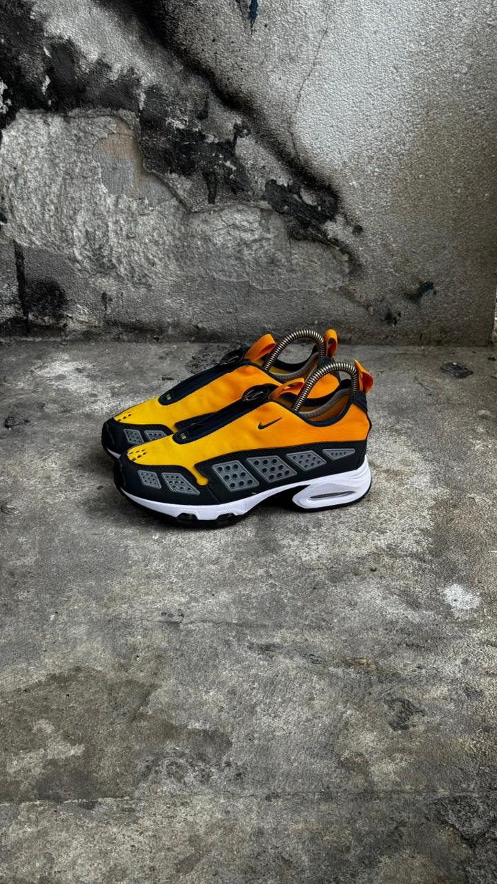 NIKE SUNDER NARANJA NEGRO