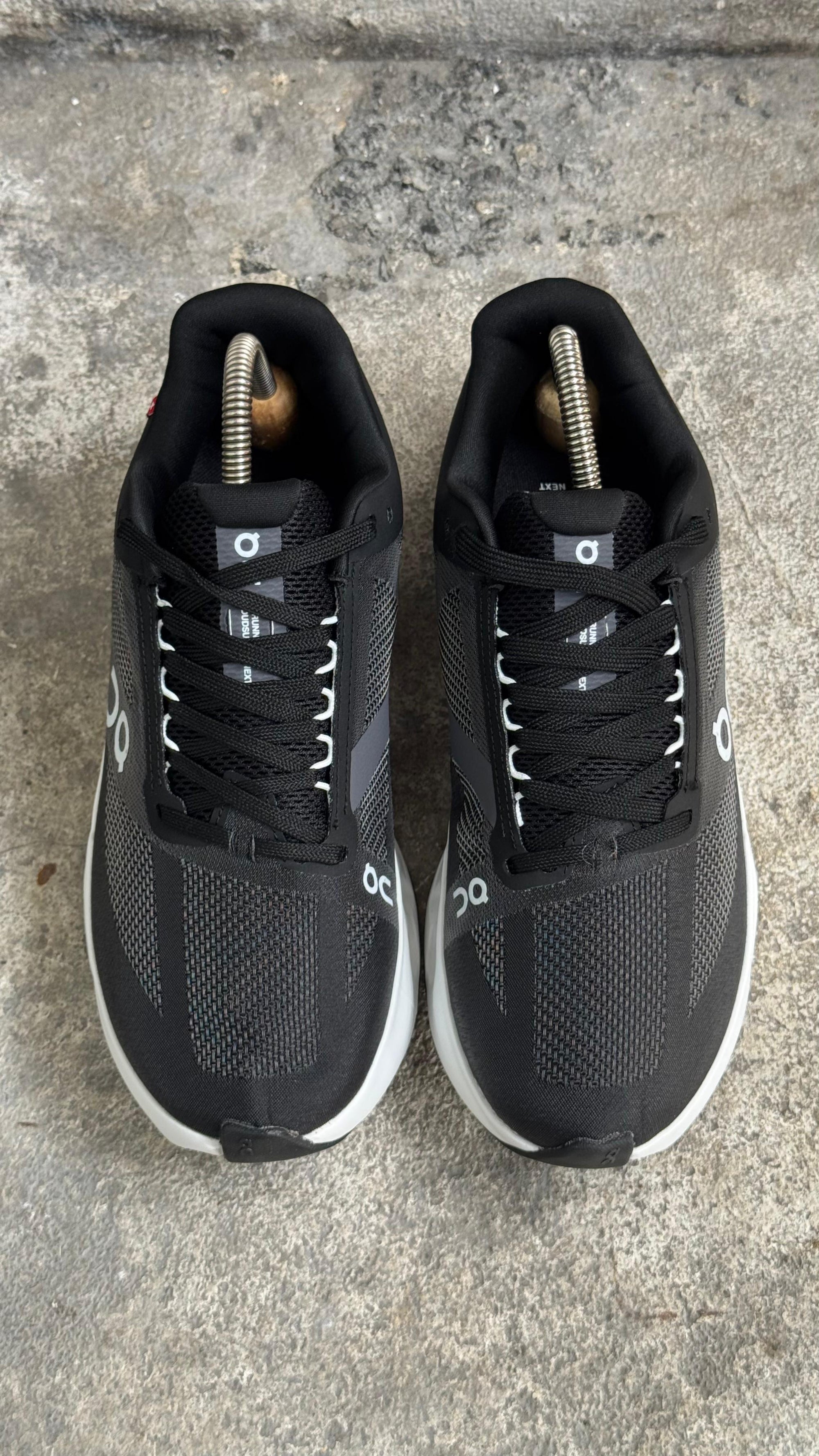 ON RUNNING NEGRO BLANCO