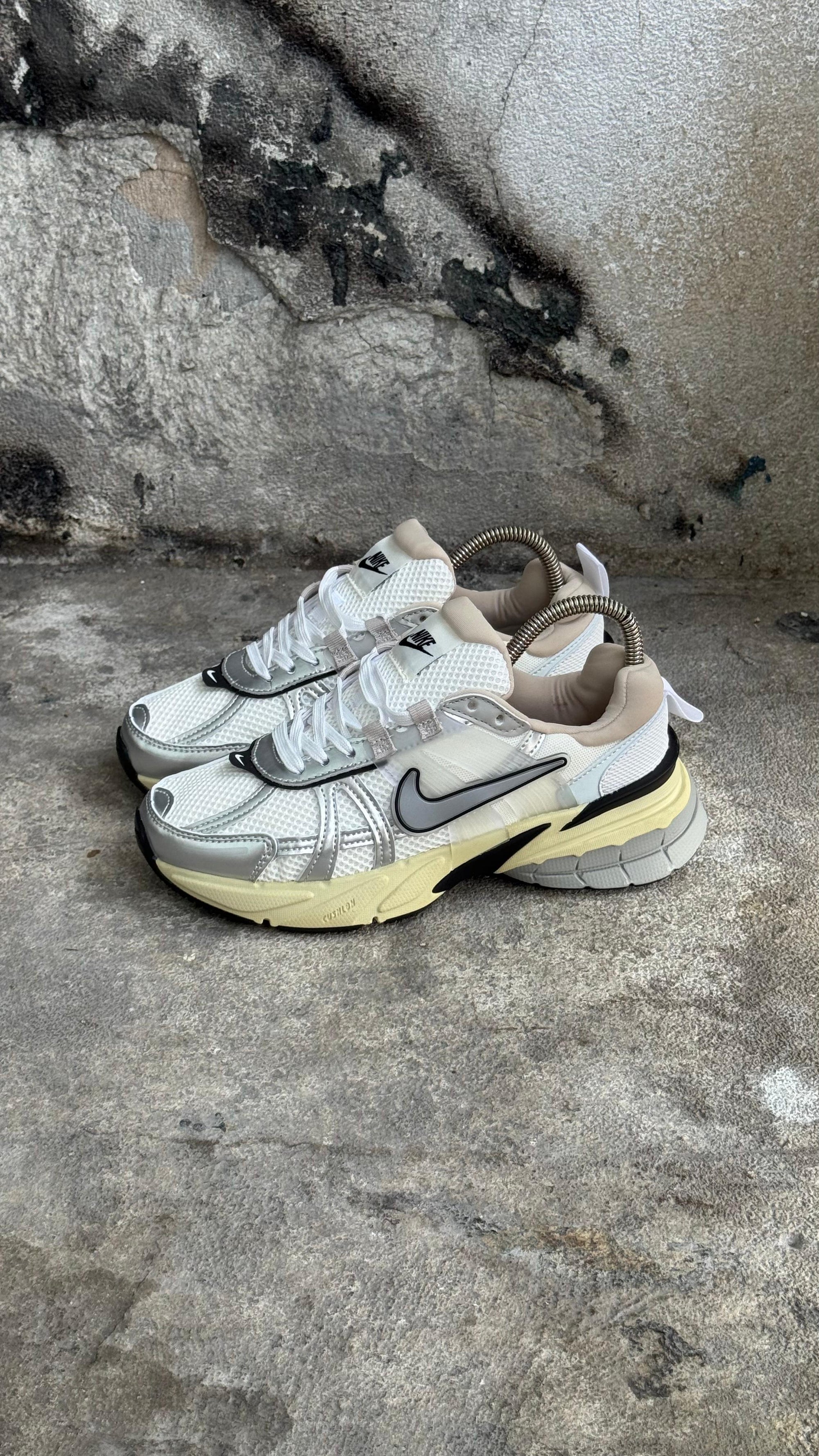 NIKE V2K CAFE 26