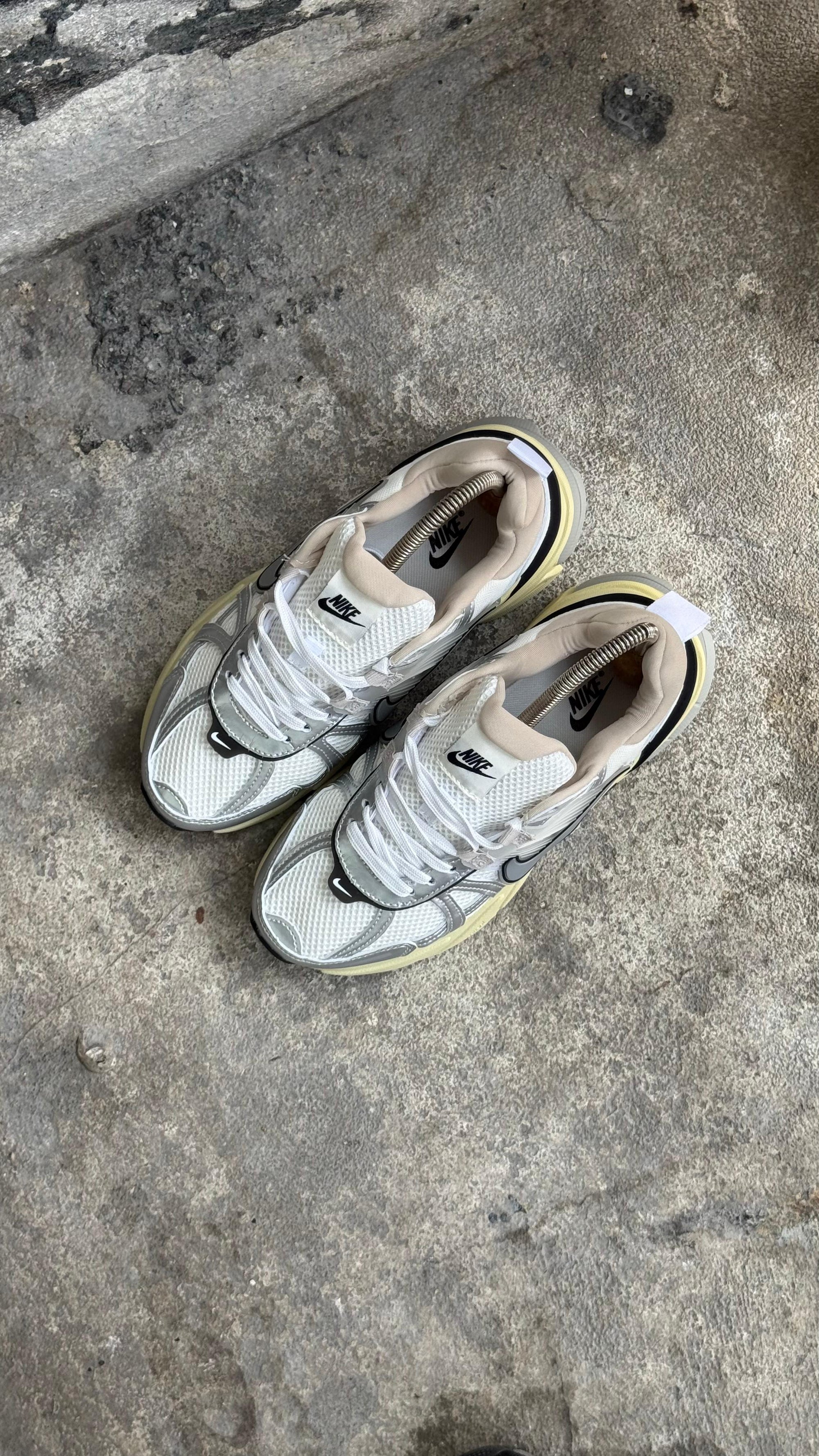 NIKE V2K CAFE 26