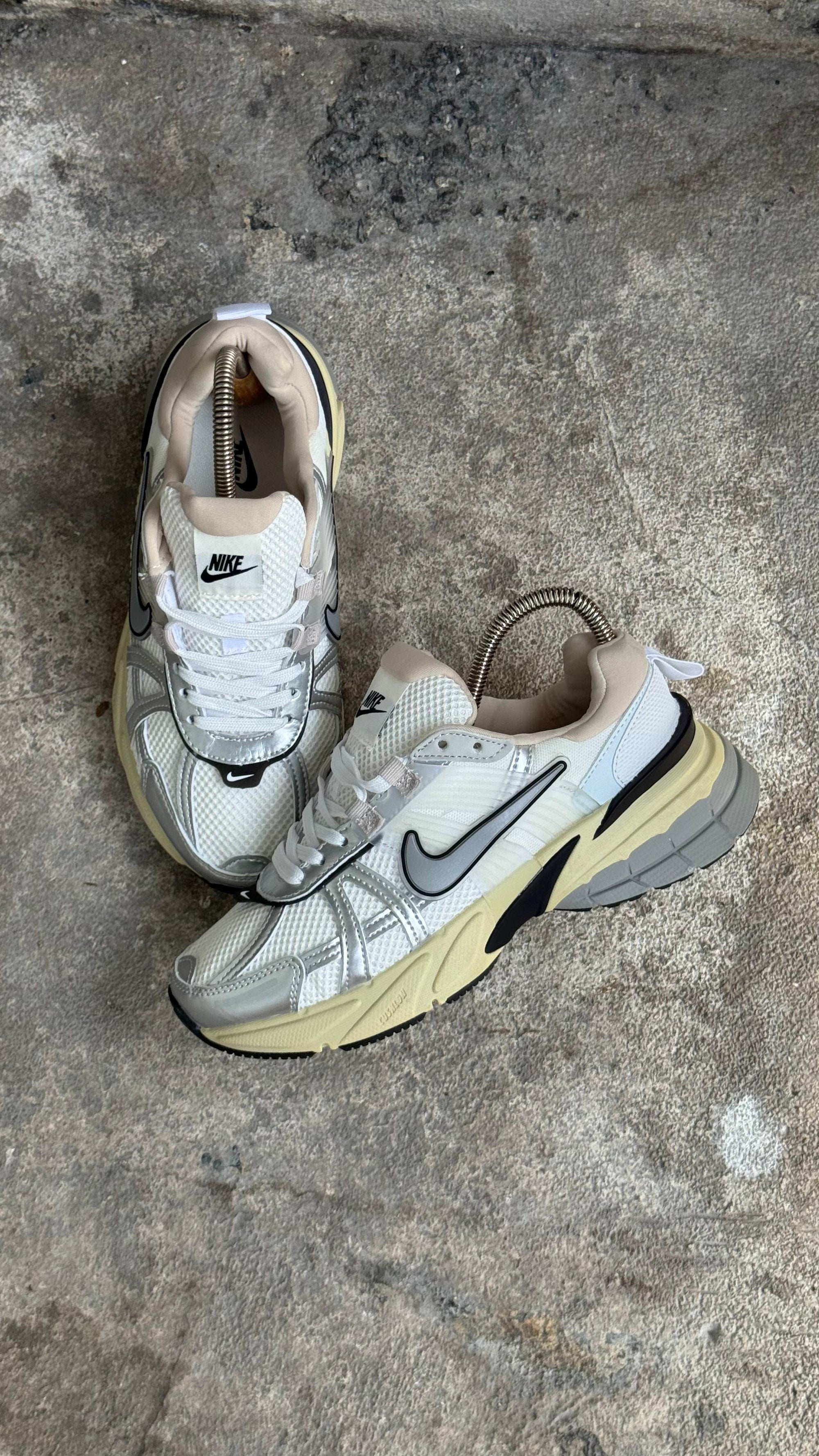 NIKE V2K CAFE 26