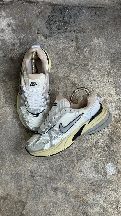 NIKE V2K CAFE 26