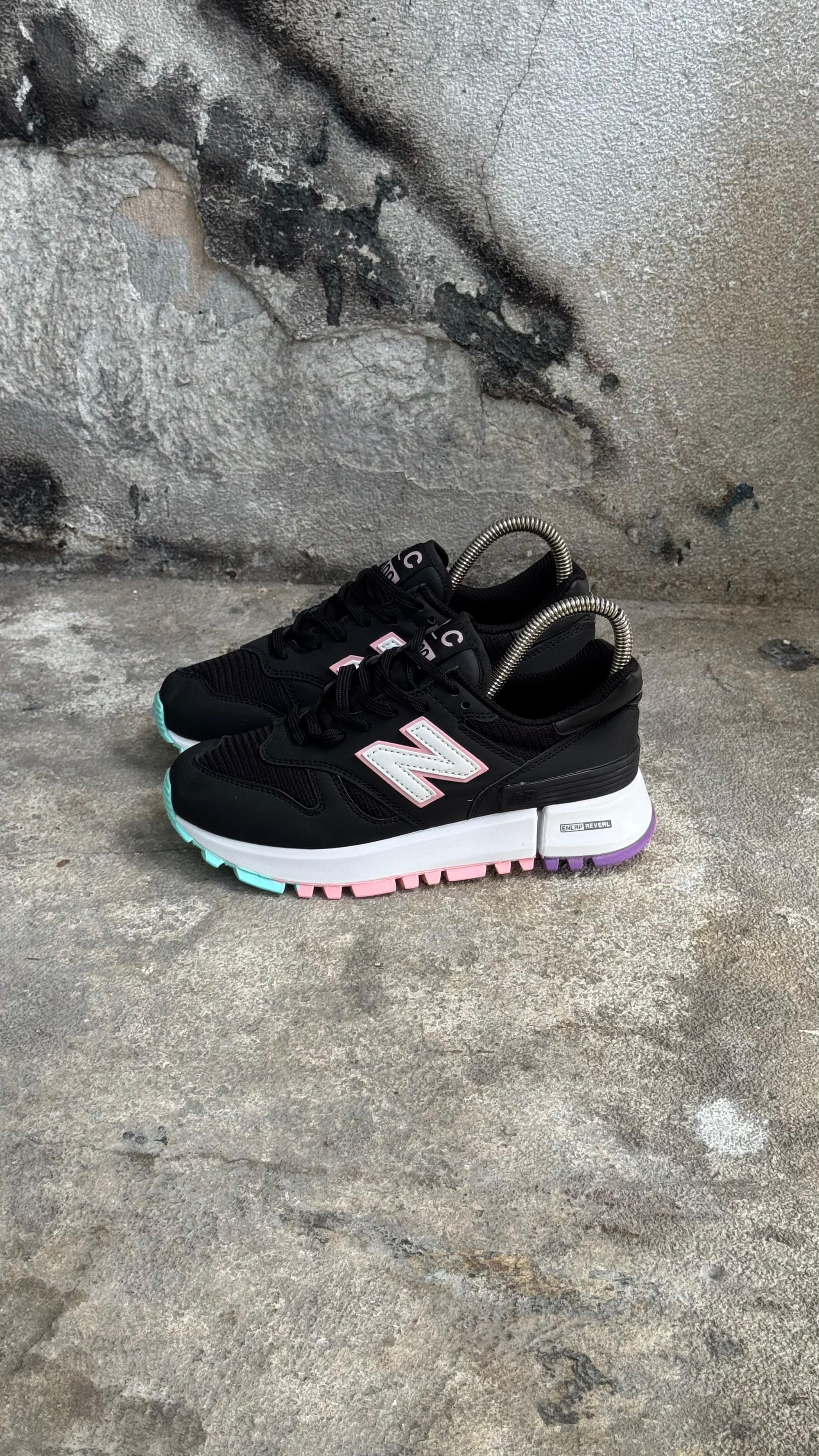 NEW BALANCE 1300 PASTEL NEGRO