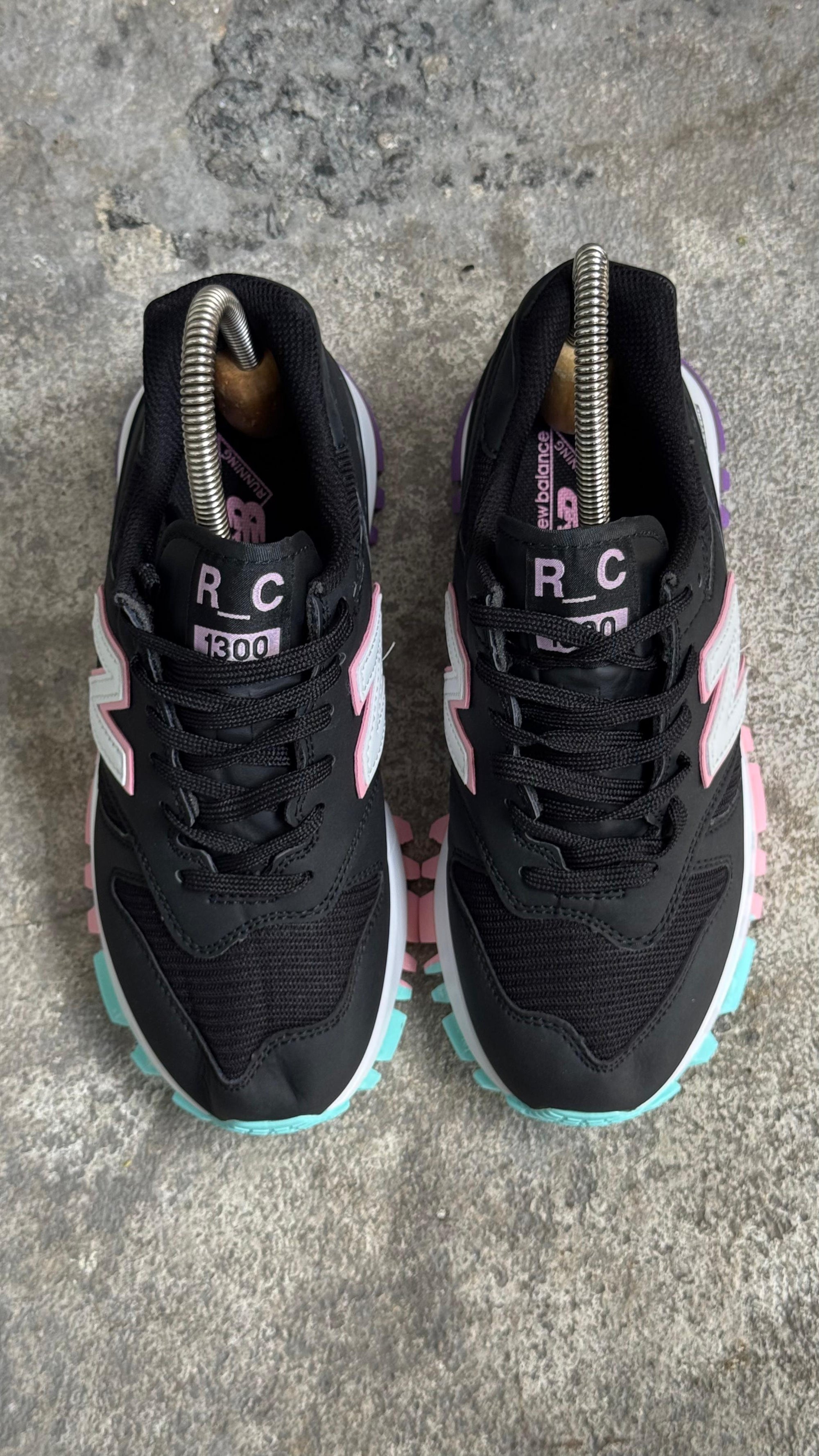 NEW BALANCE 1300 PASTEL NEGRO