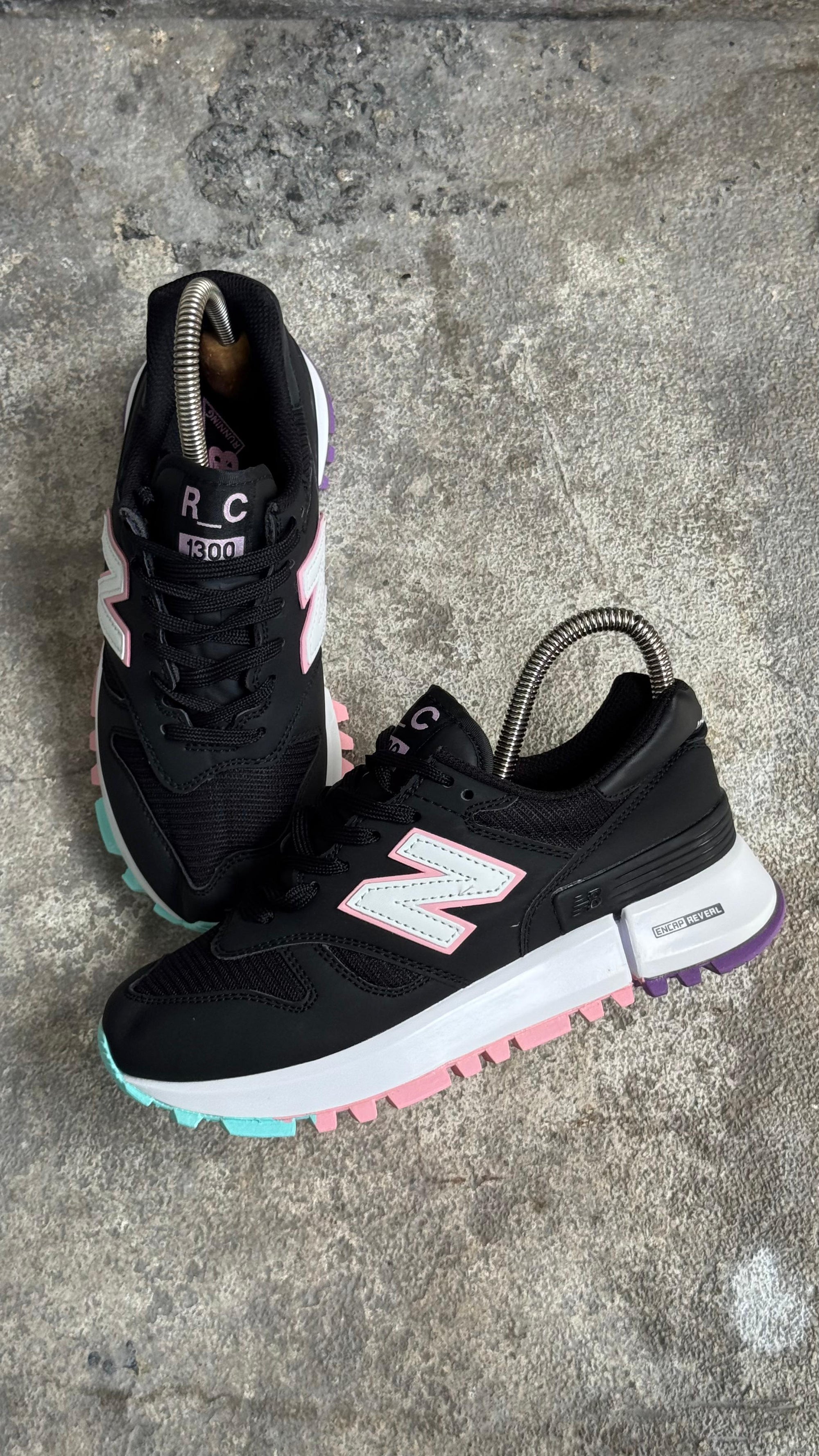 NEW BALANCE 1300 PASTEL NEGRO
