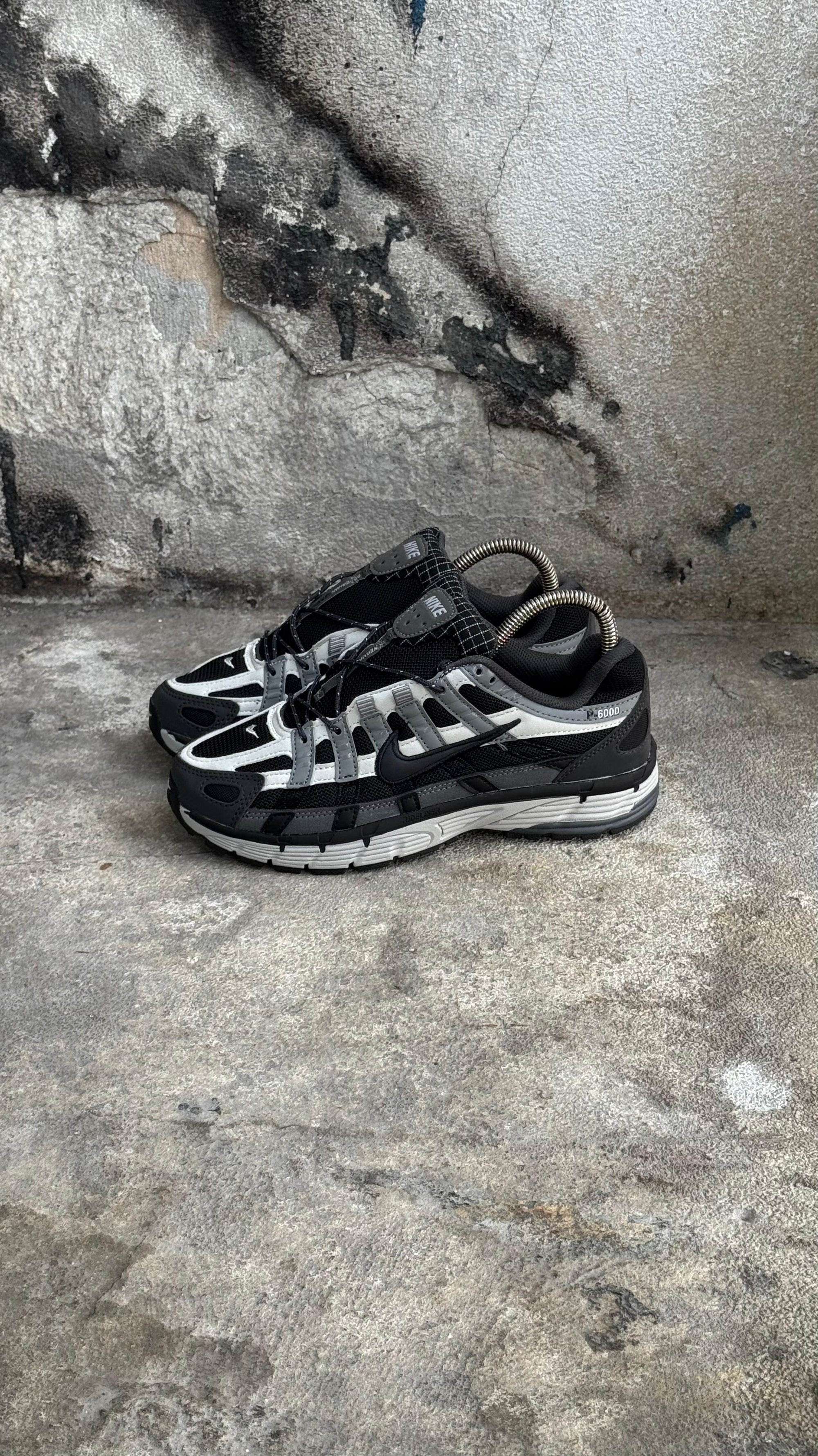 NIKE P6000 NEGRO BLANCO