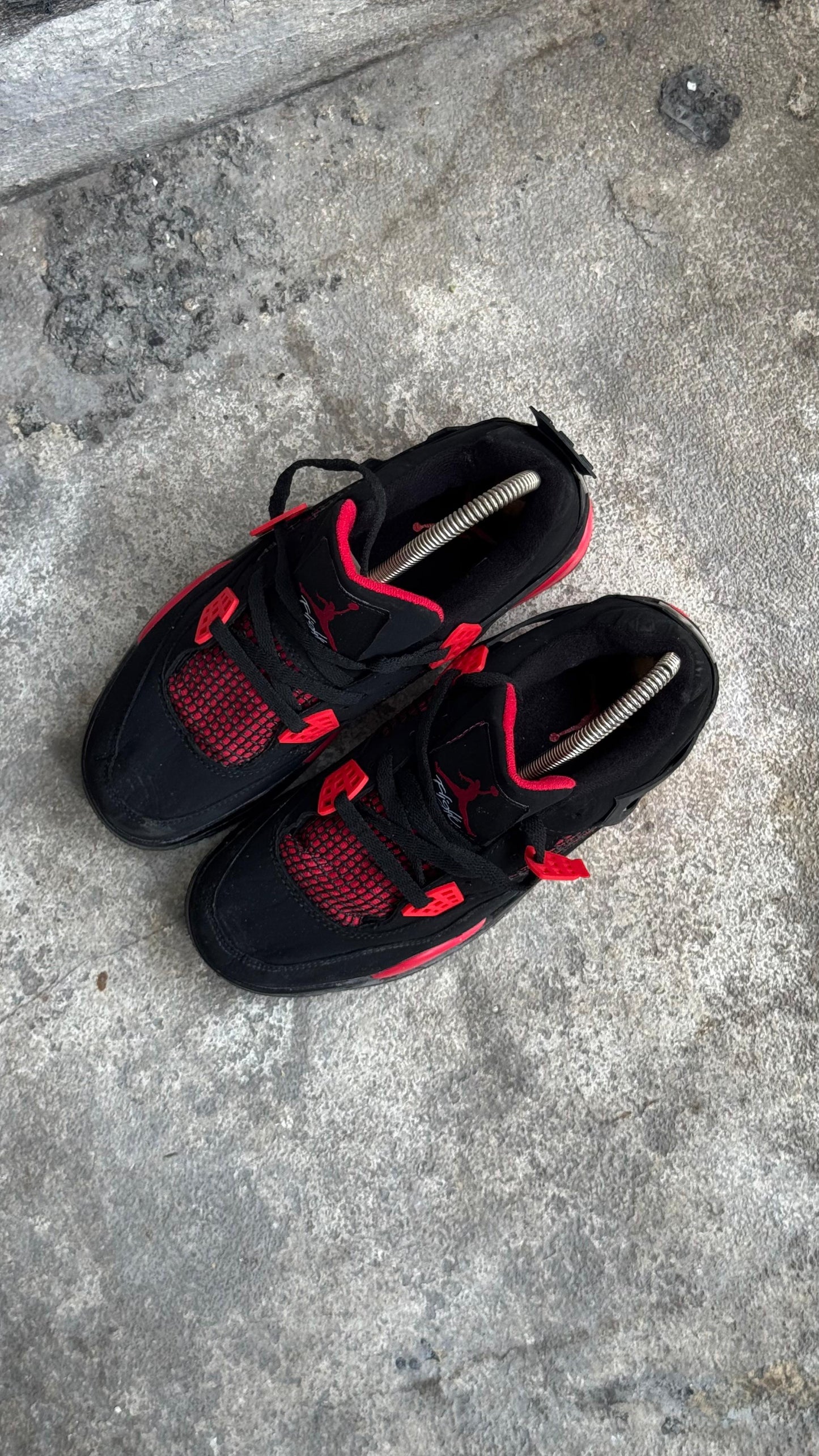 JORDAN RETRO 4 NEGRA ROJA PROMO