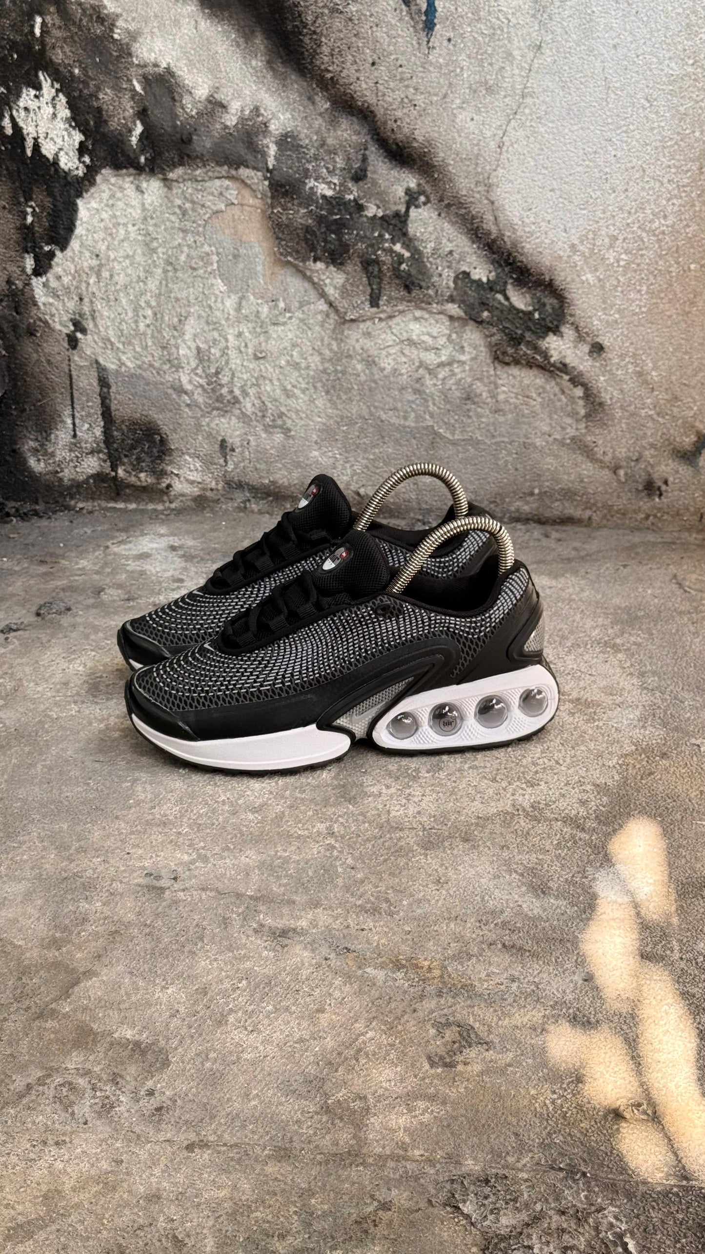 NIKE CAMARA NEGRO BLANCO PROMO