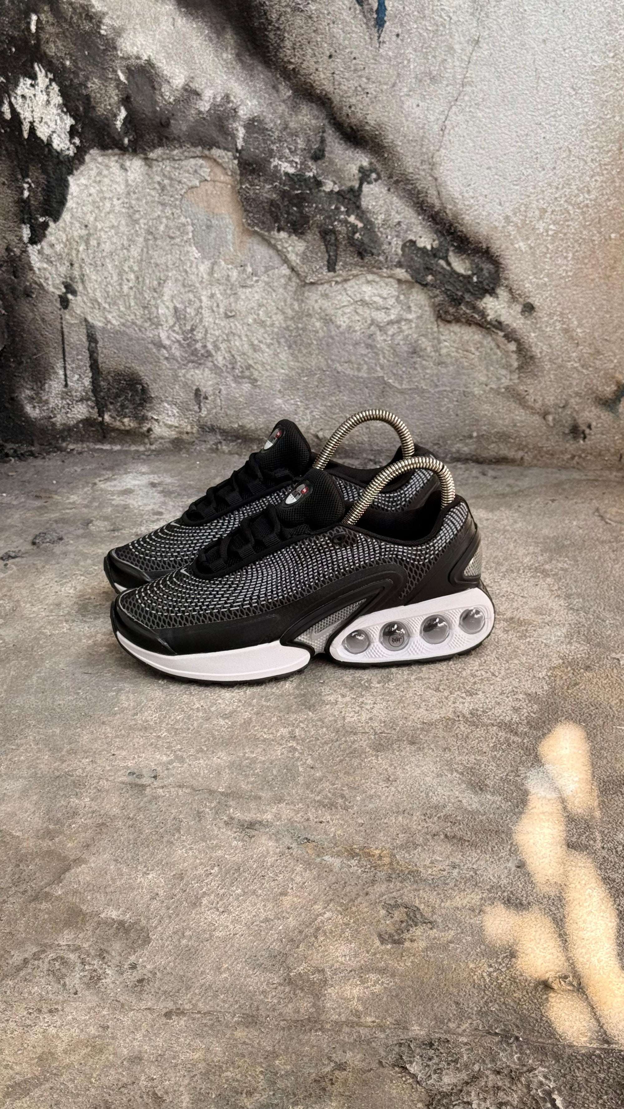 NIKE CAMARA NEGRO BLANCO PROMO