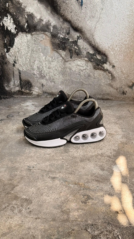 NIKE CAMARA NEGRO BLANCO PROMO