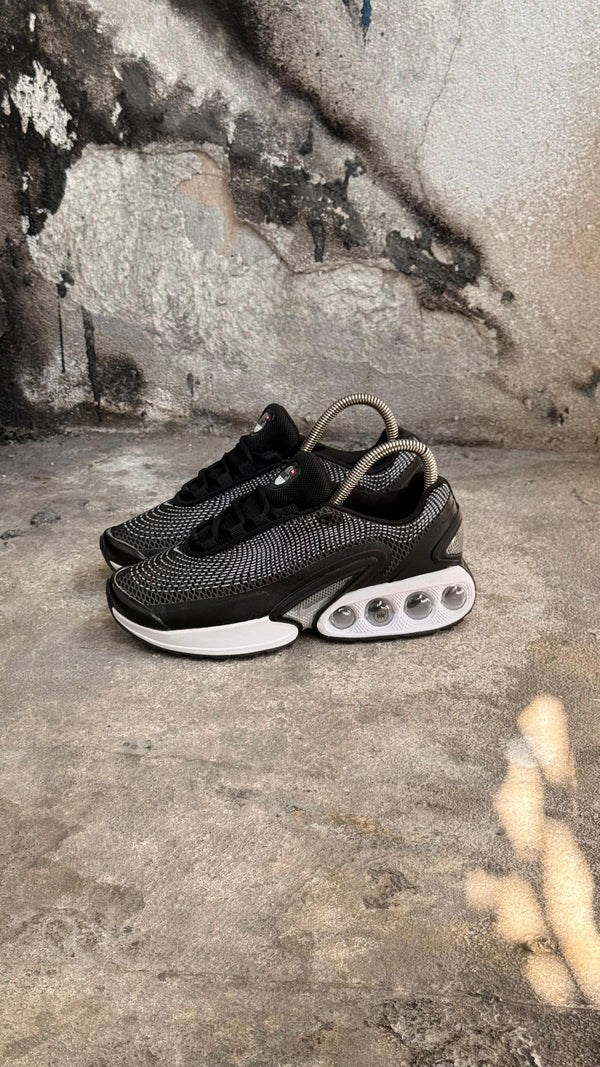 NIKE CAMARA NEGRO BLANCO PROMO