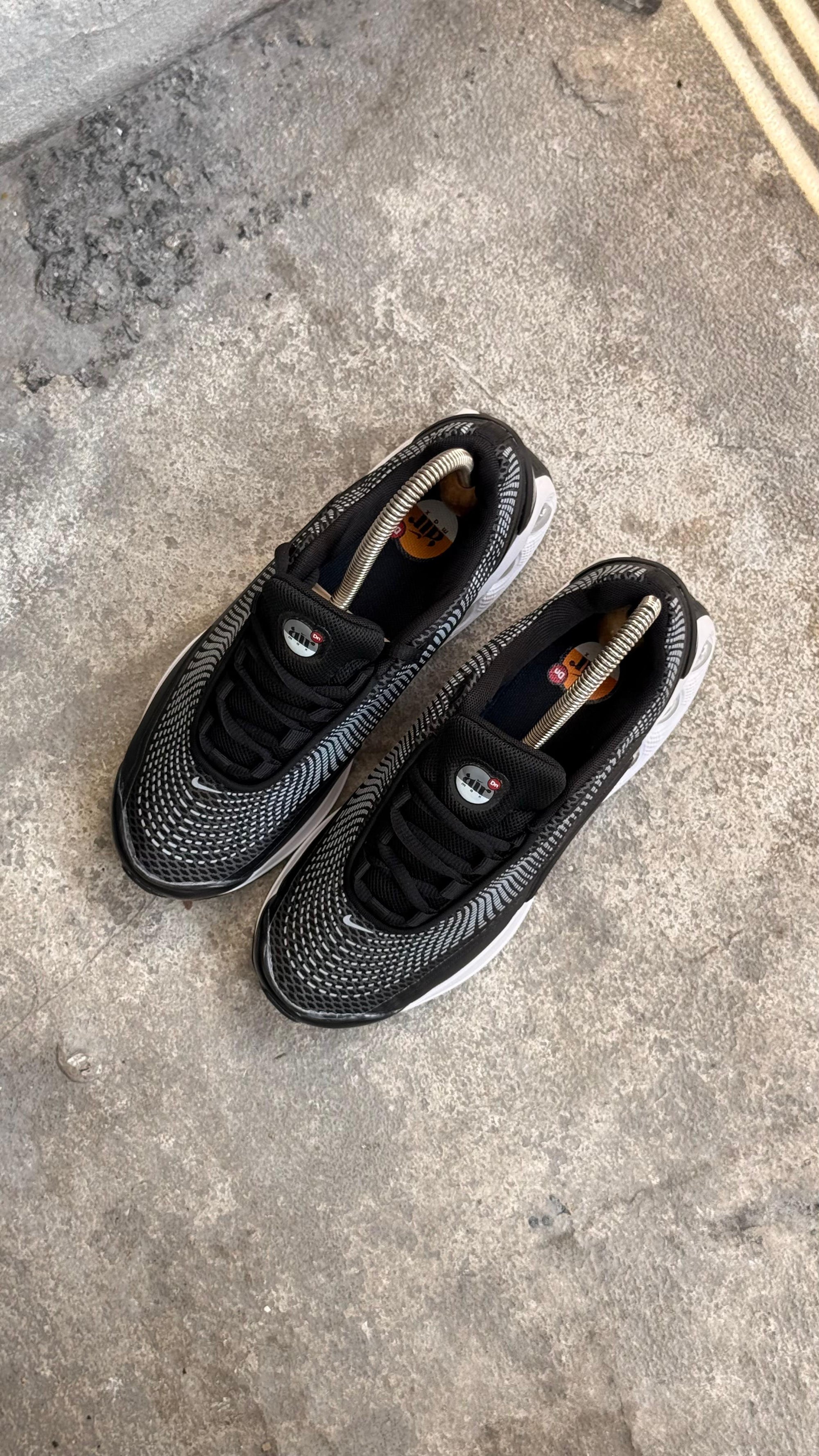 NIKE CAMARA NEGRO BLANCO PROMO