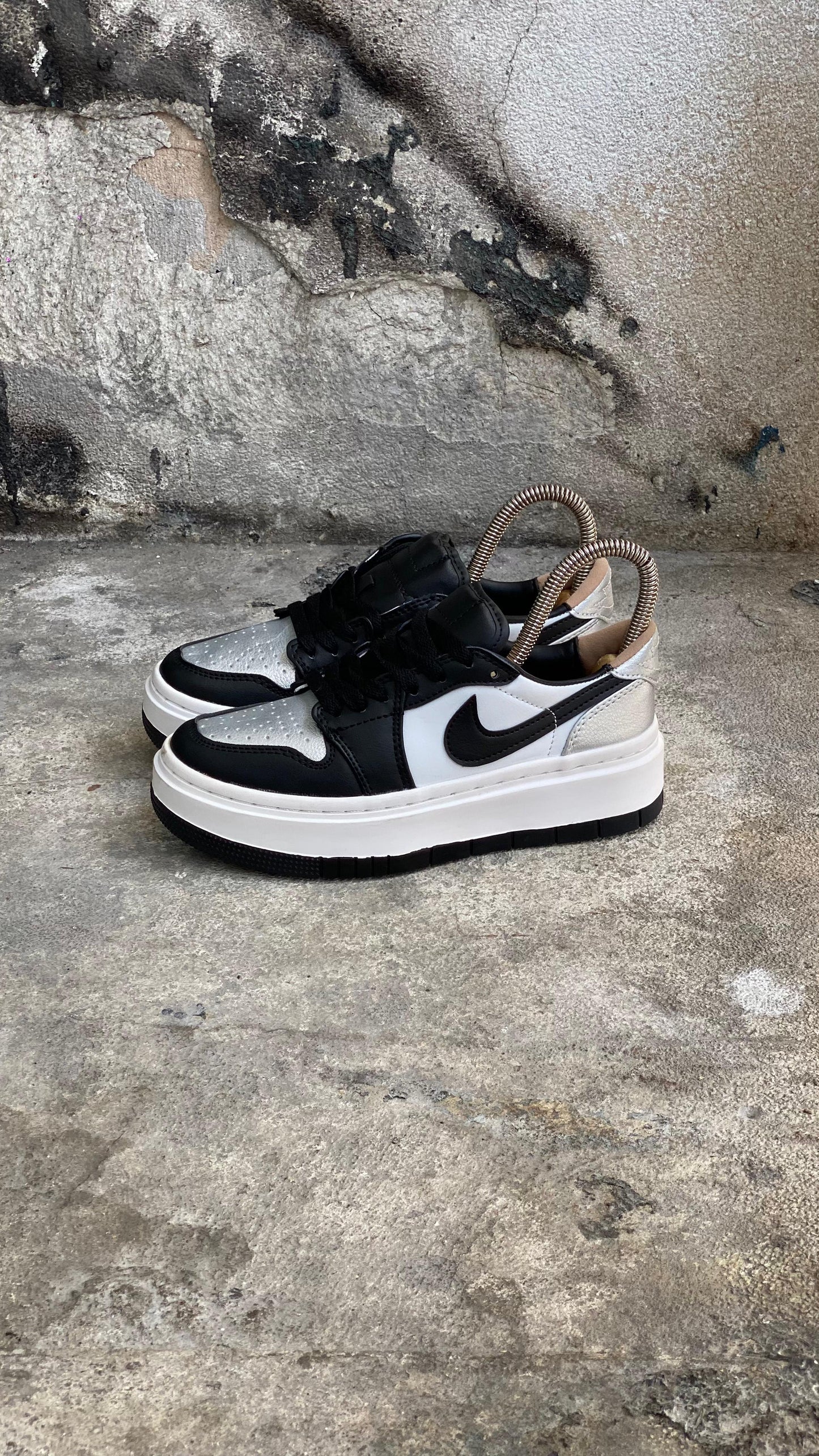NIKE R1  LOW PLATAFORMA NEGRO PLATA PROMO