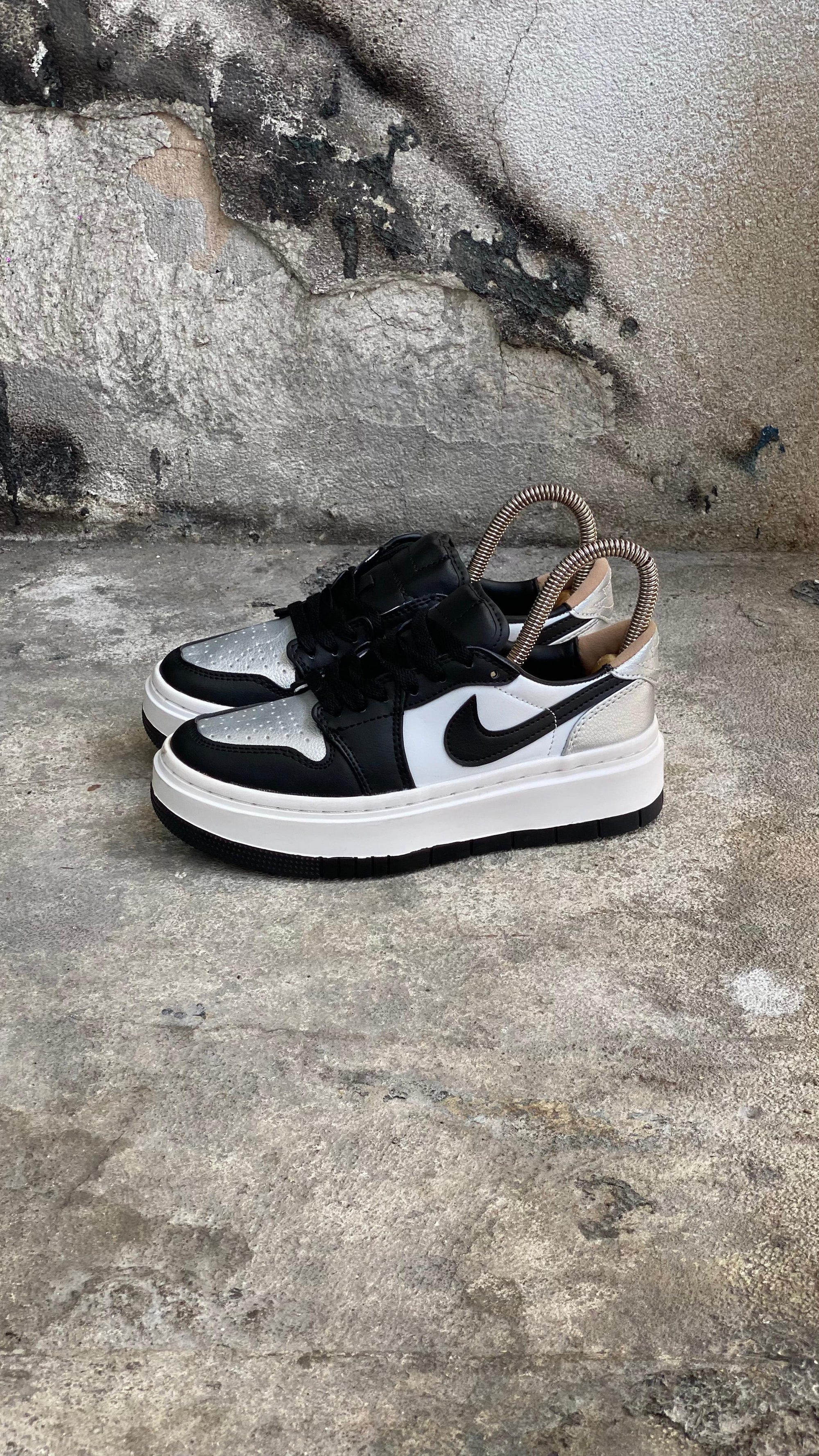 NIKE R1  LOW PLATAFORMA NEGRO PLATA PROMO