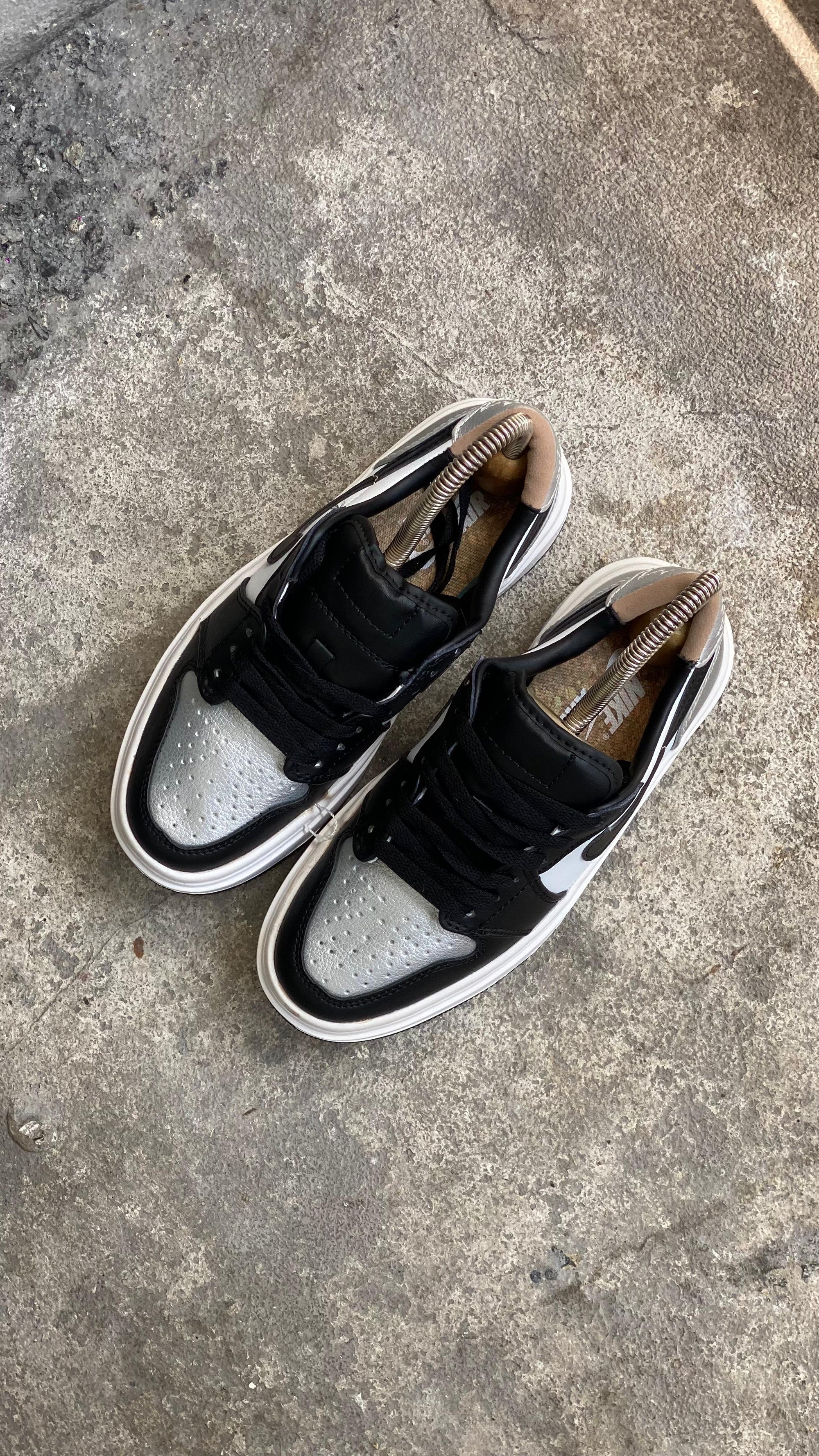 NIKE R1  LOW PLATAFORMA NEGRO PLATA PROMO