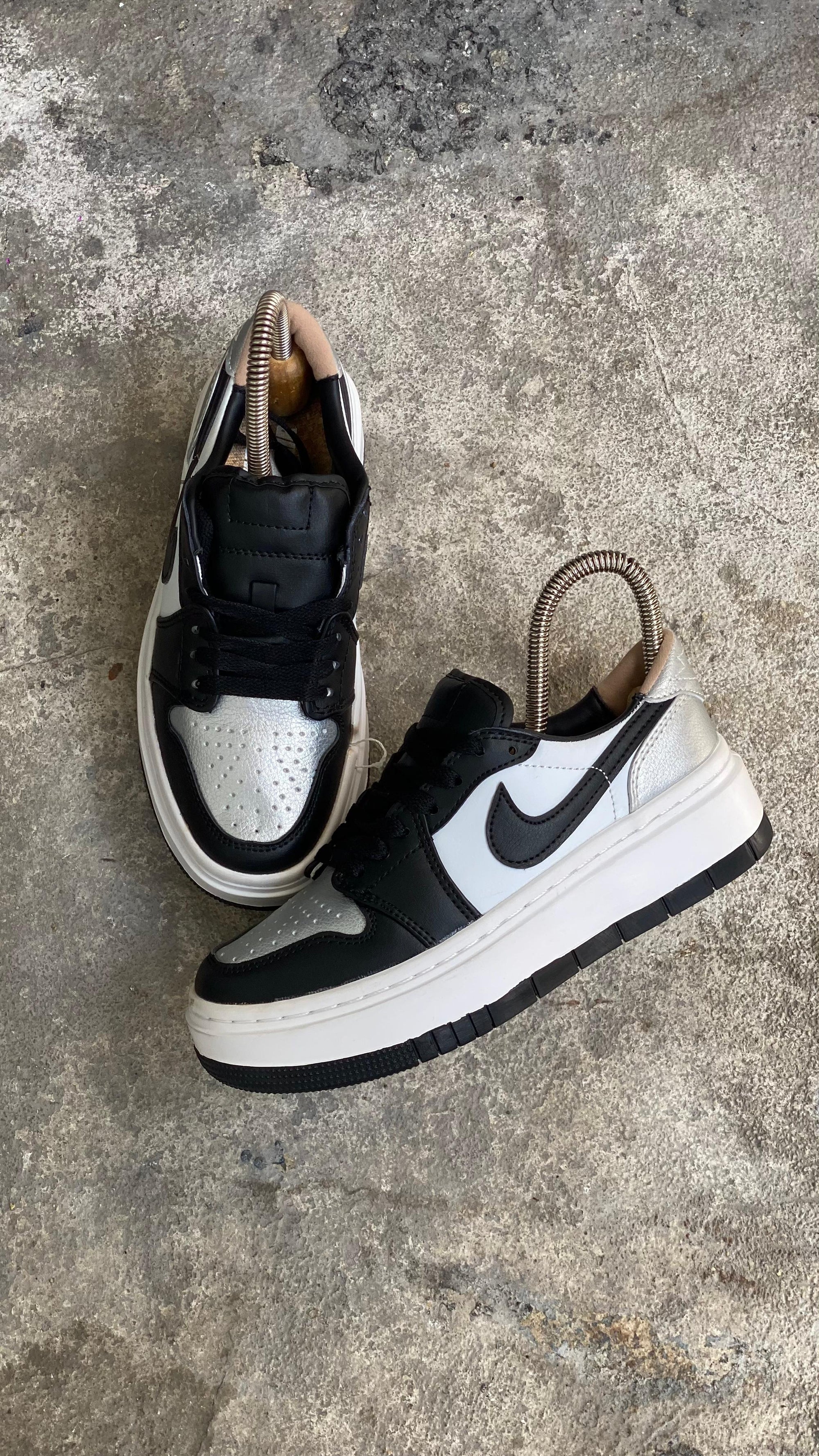 NIKE R1  LOW PLATAFORMA NEGRO PLATA PROMO