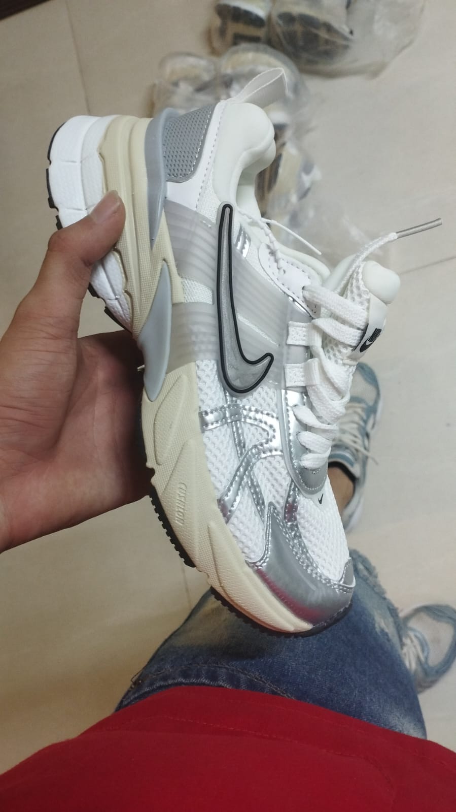 NIKE V2K PLATA GRIS