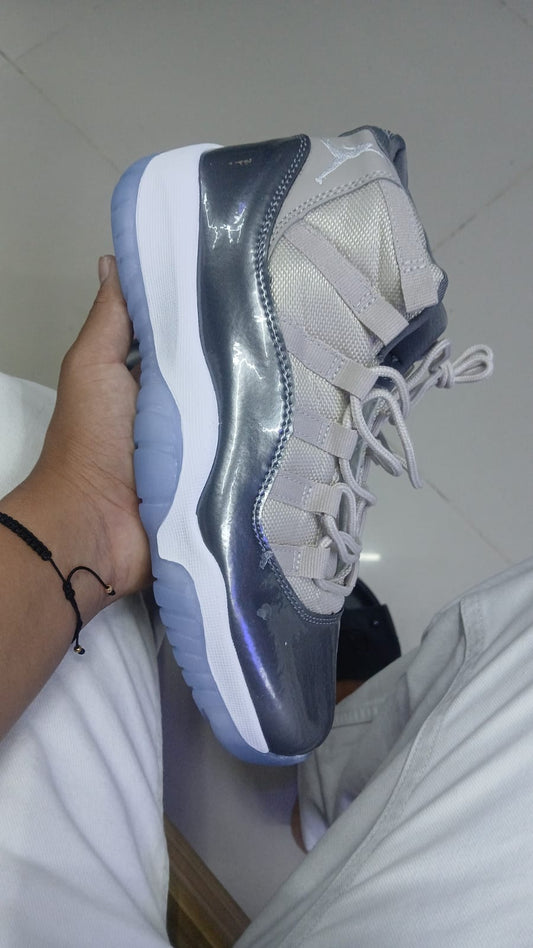 JORDAN RETRO 11 GRIS CHAROL BLANCO