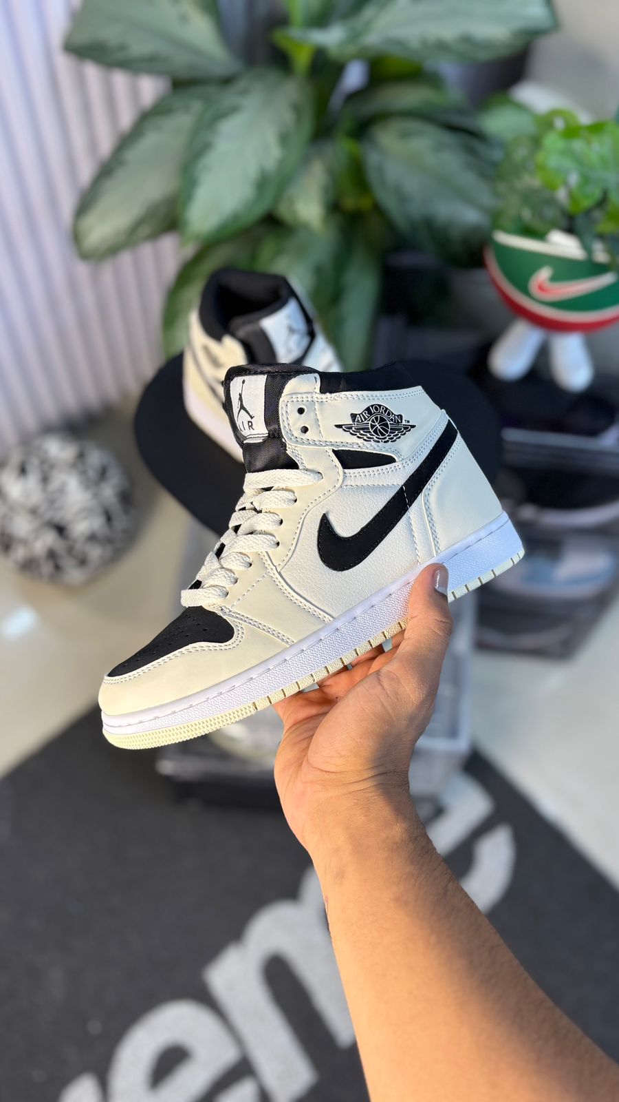 NIKE  JORDAN RETRO 1 BEIGE