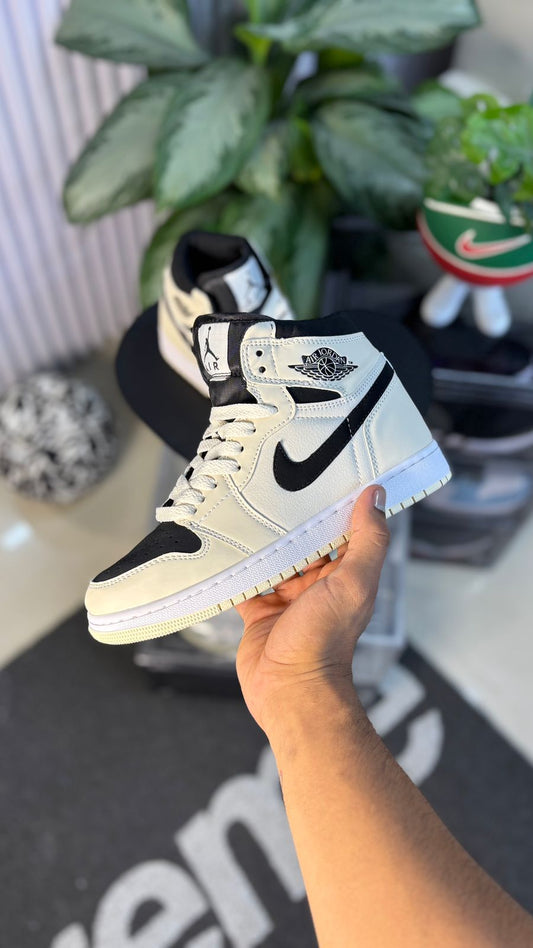 NIKE  JORDAN RETRO 1 BEIGE