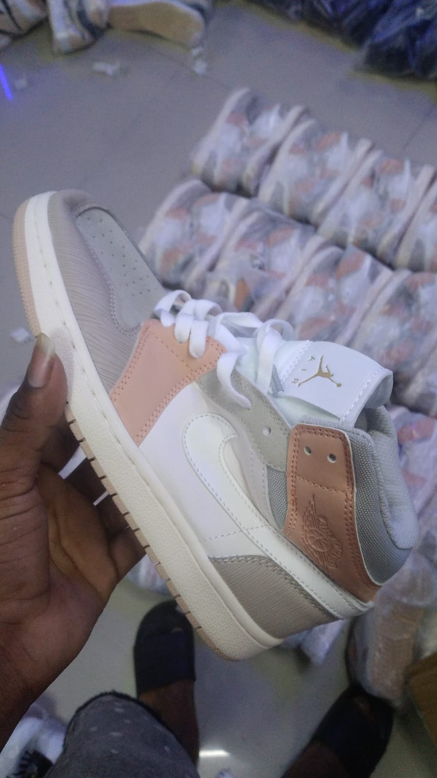 JORDAN RETRO 1 BEIGE GRIS BLANCO