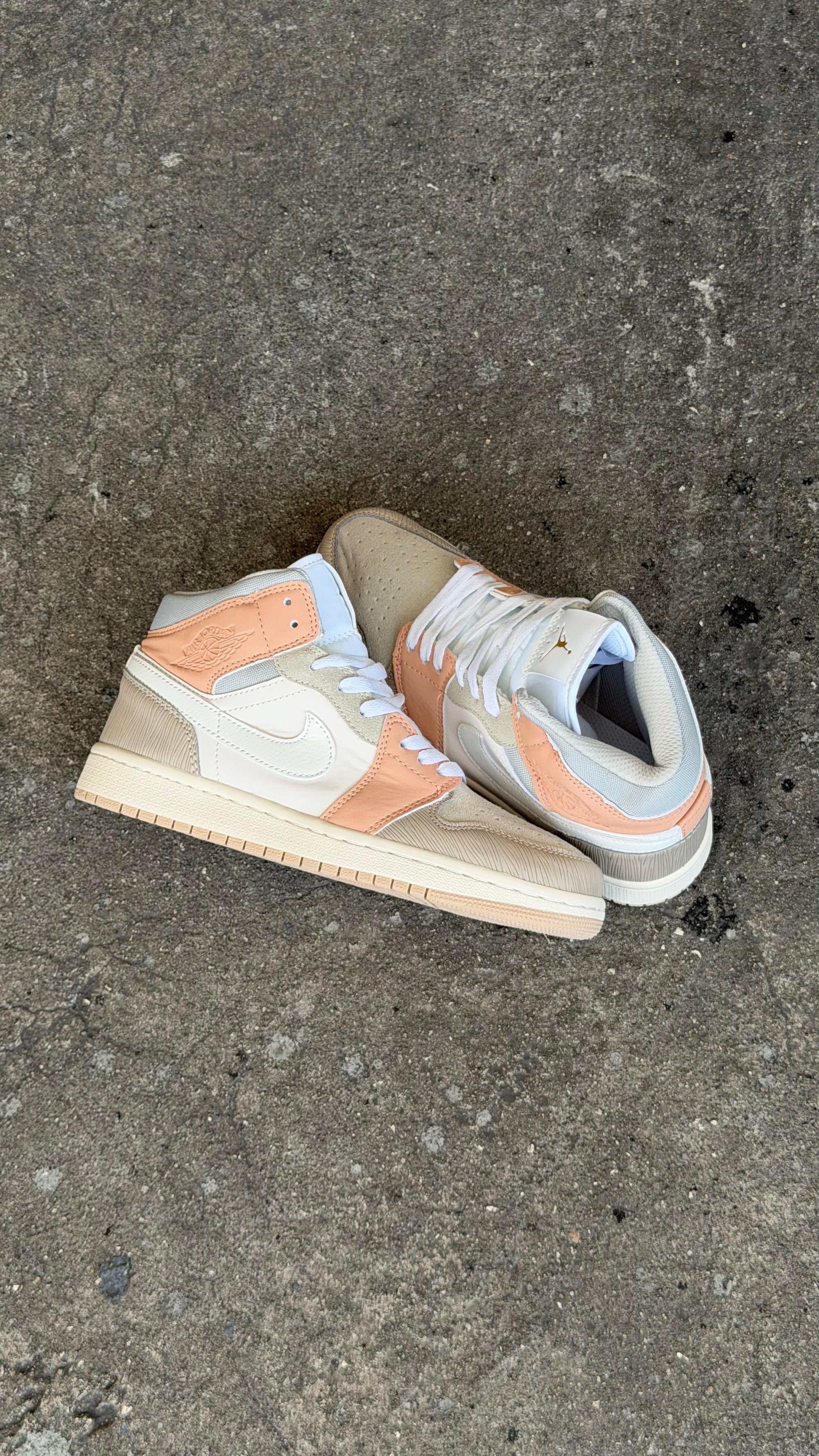 JORDAN RETRO 1 BEIGE GRIS BLANCO