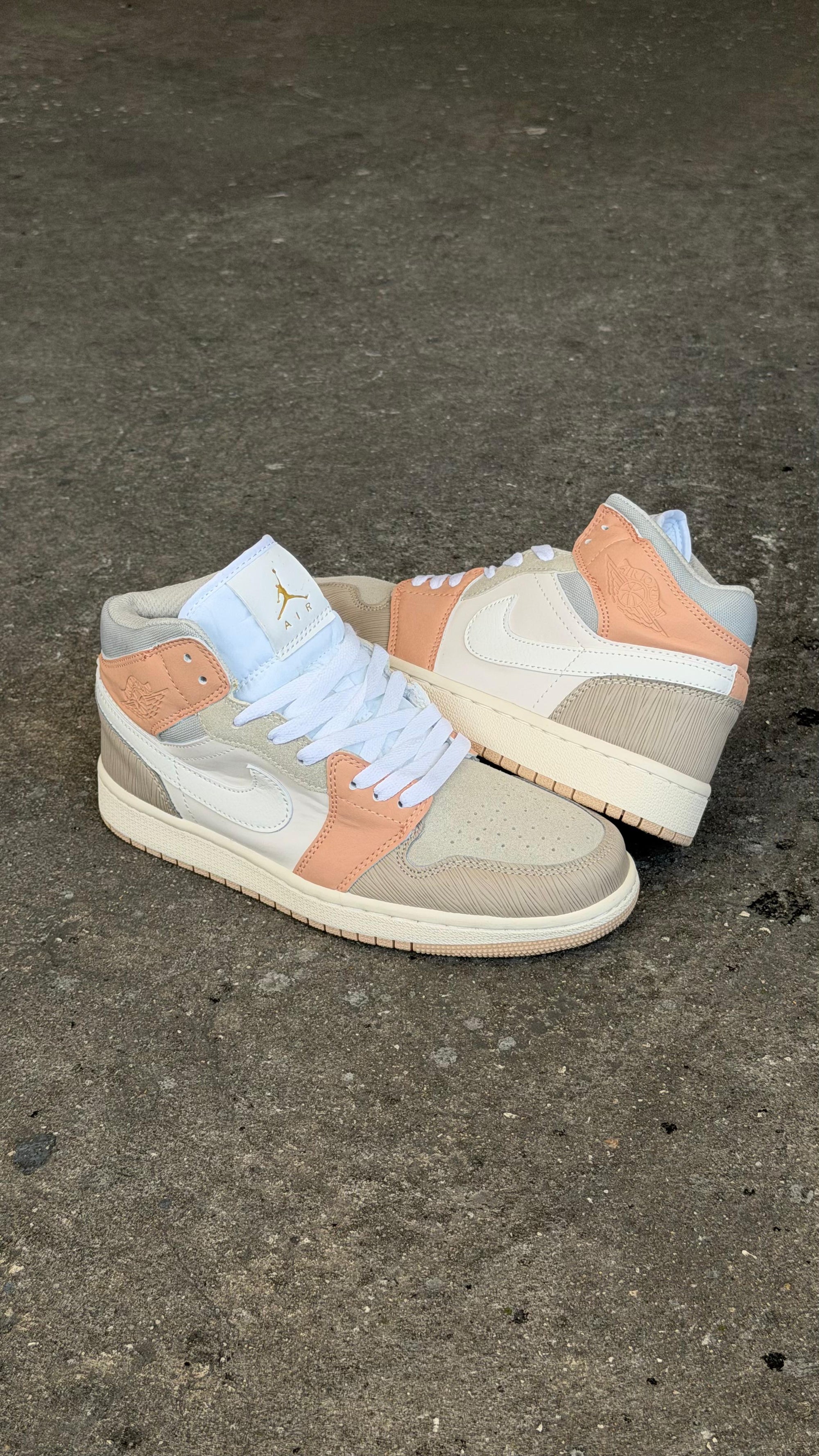 JORDAN RETRO 1 BEIGE GRIS BLANCO